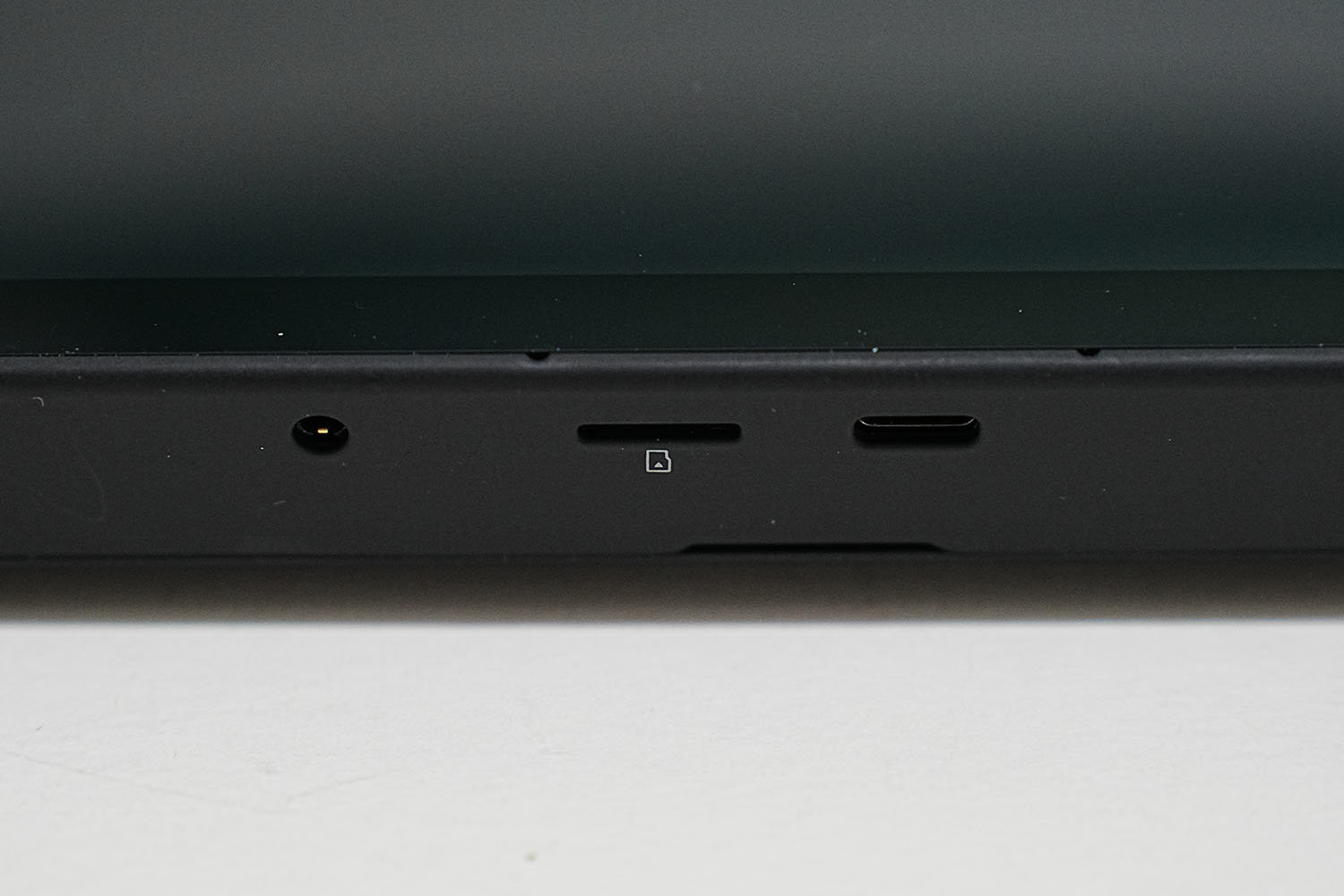 기기 하단에는 마이크로SD 단자와 C규격 USB 단자가 제공된다. 스테레오(3.5mm) 연결 단자도 배치됐다 / 출처=IT동아