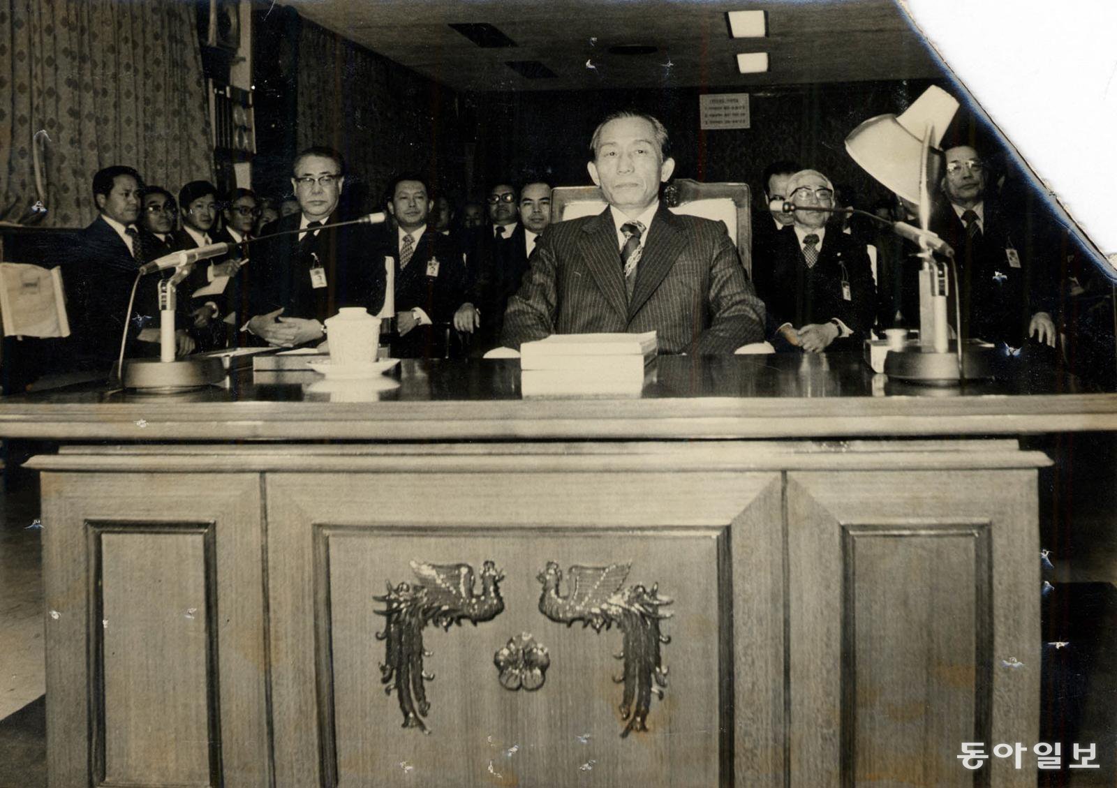 박정희(업무보고) 경제기획원 / 경제기획원을 순시, 올해의 시책보고를 받고 있는 박대통령. 뒤에 최규하총리(왼쪽부터) 공화당 이효상당의장서리 유정회 백두진의장등이 앉아있다. 1978년 2월 10일 게재. 동아일보 DB