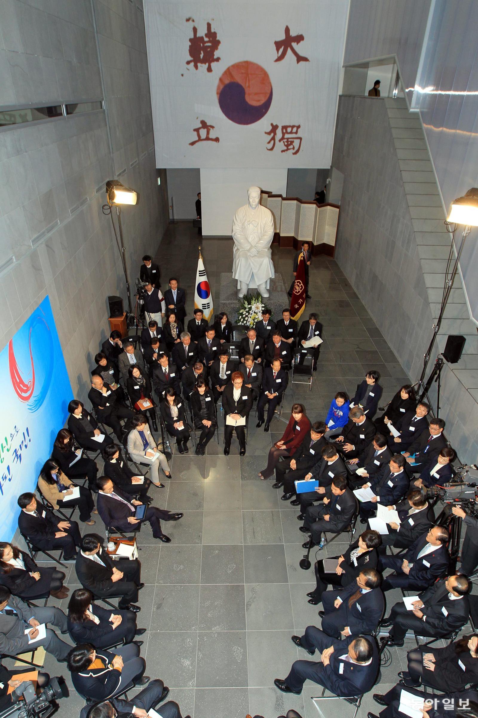 국가보훈처 업무보고 이명박 대통령이  2012년 1월 4일 오전 서울 중구 남대문로 안중근의사기념관에서 열린 국가보훈처 업무보고를 받고 있다. 동아일보 DB