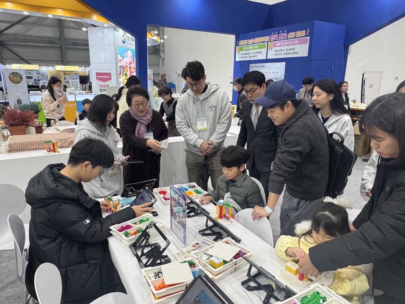 충남교육청과 함께 참가한 상명대의 부스를 찾은 아이들이 ‘AI·레고 잉글리쉬 어드벤처’를 하고 있다. 상명대 제공