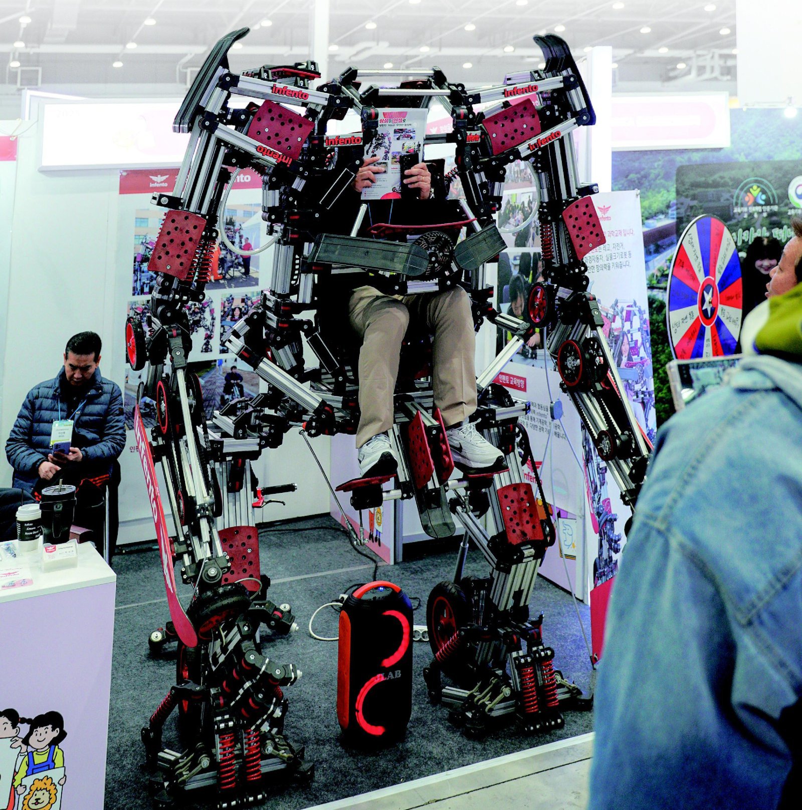 온동네 교육기부 박람회에서 학생이 트랜스포머 로봇에 탑승해 보고 있다. 로봇 공학 꿈을 키워준다. 교육부 제공