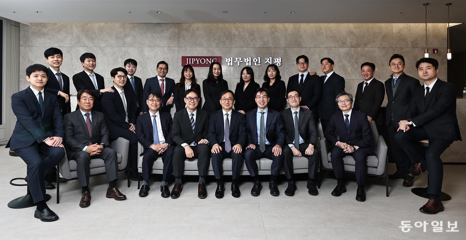 (앞줄 왼쪽부터 반시계 방향으로) 안재민 변호사, 김성하 고문, 이경한 변호사, 김동아 김상윤 이홍재 김지홍 대표변호사, 이병주 변호사(그룹장), 김상준 대표변호사, 장품 변호사(부그룹장), 이종헌 변호사, 오순호 이득훈 전문위원, 이상엽 안주연 표슬비 염주민 안지영 황인영 박상진 이온달 조용진 변호사. 양회성 기자 yohan@donga.com