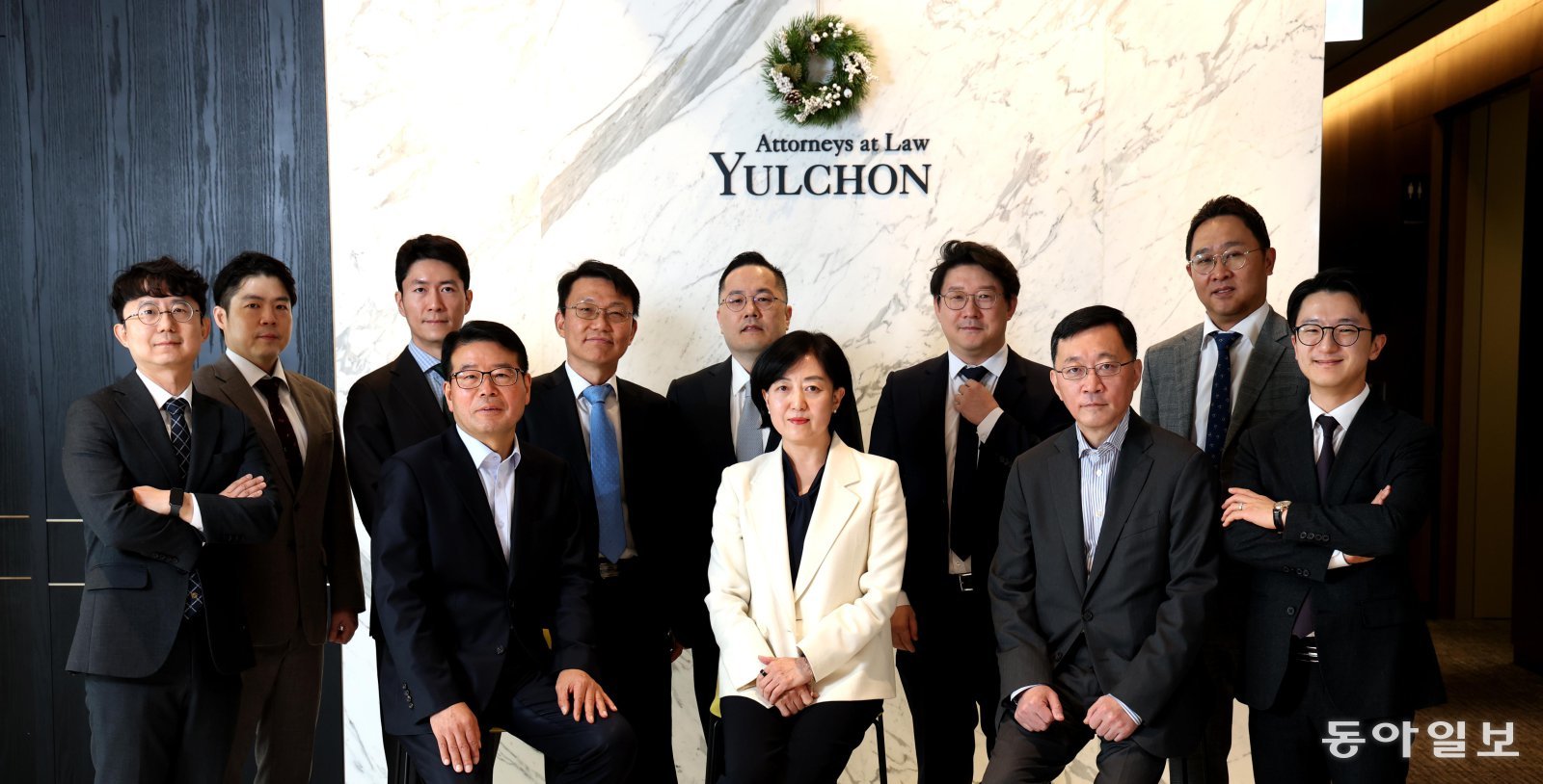 (앞줄 왼쪽부터) 윤오준, 장봉진, 김정원 고문. (뒷줄 왼쪽부터) 박일현, 윤준식, 윤영준, 최진석, 김홍, 임형주, 박재현, 전진원 변호사. 변영욱 기자 cut@donga.com