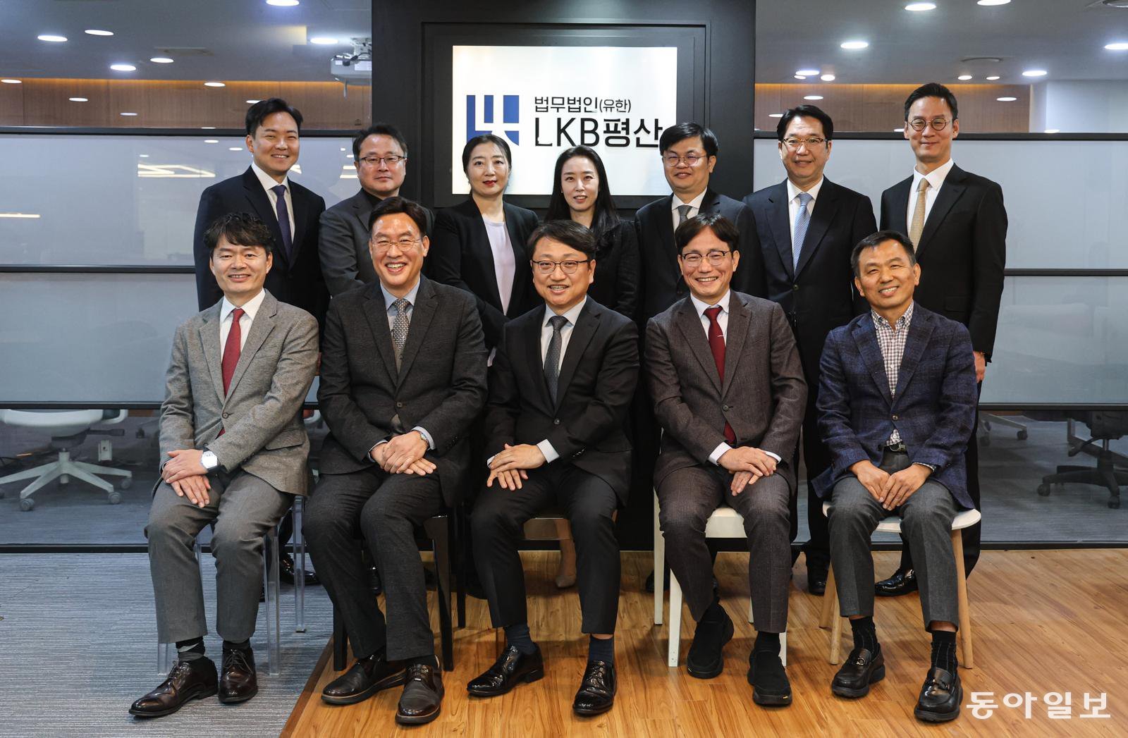(아랫줄 왼쪽부터 반시계 방향으로) 박재경 대표변호사, 구희승 김강대 대표이사, 김영식 대표변호사, 김영민 송명섭 황우진 임영현 파트너 변호사, 이은정 대표변호사, 박석민 정의정 최주필 파트너 변호사. 이한결 기자 always@donga.com