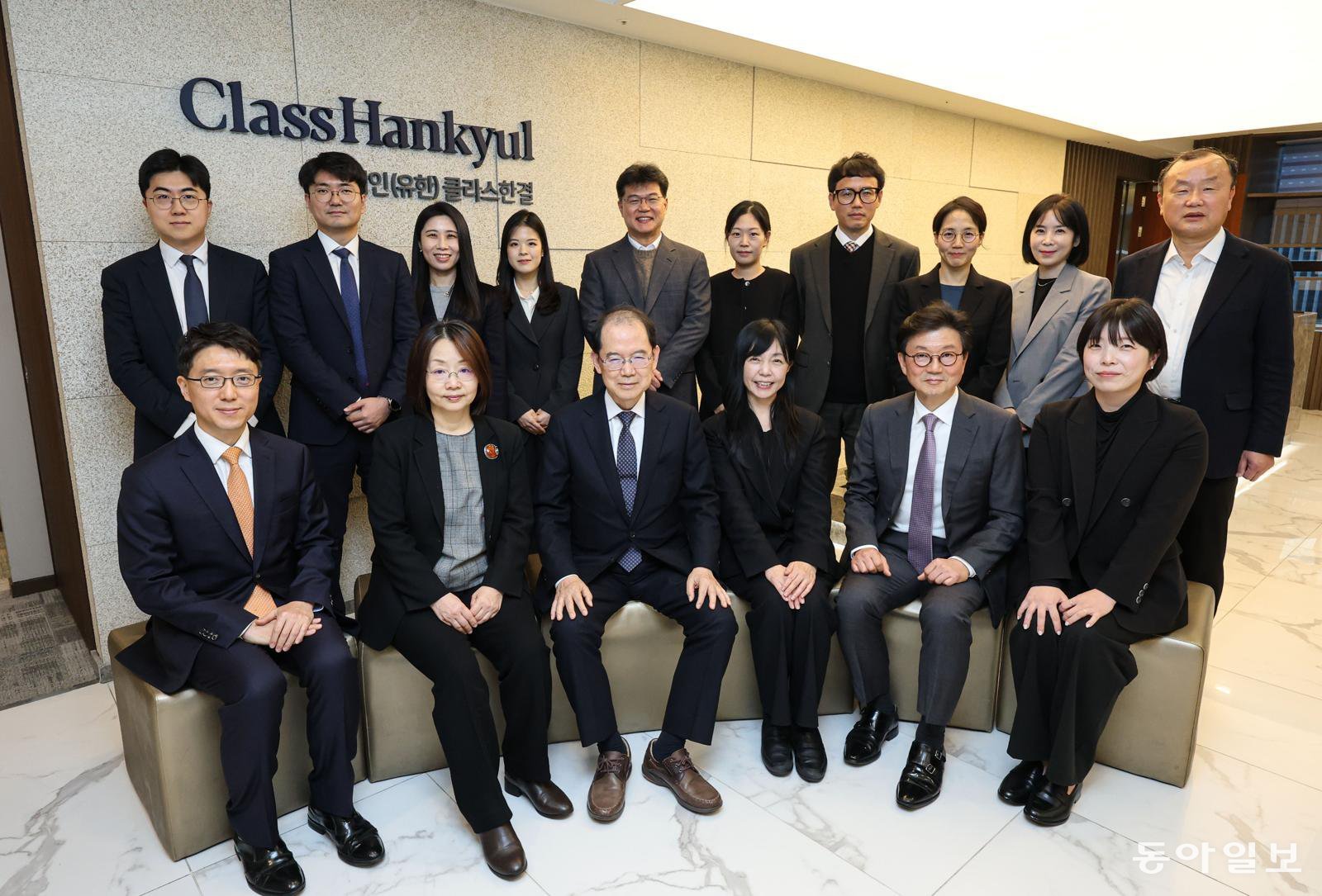 (왼쪽 위부터 시계 방향으로) 김용우 김정현 임은선 김희재 김진한 최슬기 박현상 배진재 곽정민 박상융 변호사, 최경혜 해피엔드 책임 변호사, 강태환 정승원 변호사, 여상훈 센터장, 이지선 권영균 변호사. 이한결 기자 always@donga.com