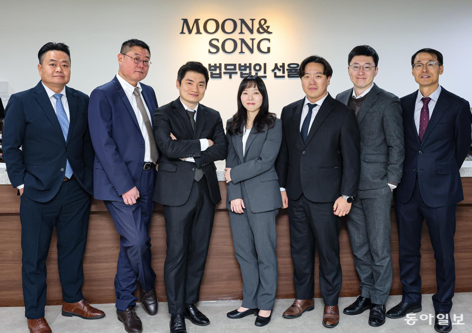 9일 오전 서울 종로구 법무법인 선율 사무실에 소속 변호사들이 한자리에 모였다. 왼쪽부터 이상화 송헌 문태원 김연수 탁병모 구병석 문광명 변호사. 이한결 기자 always@donga.com