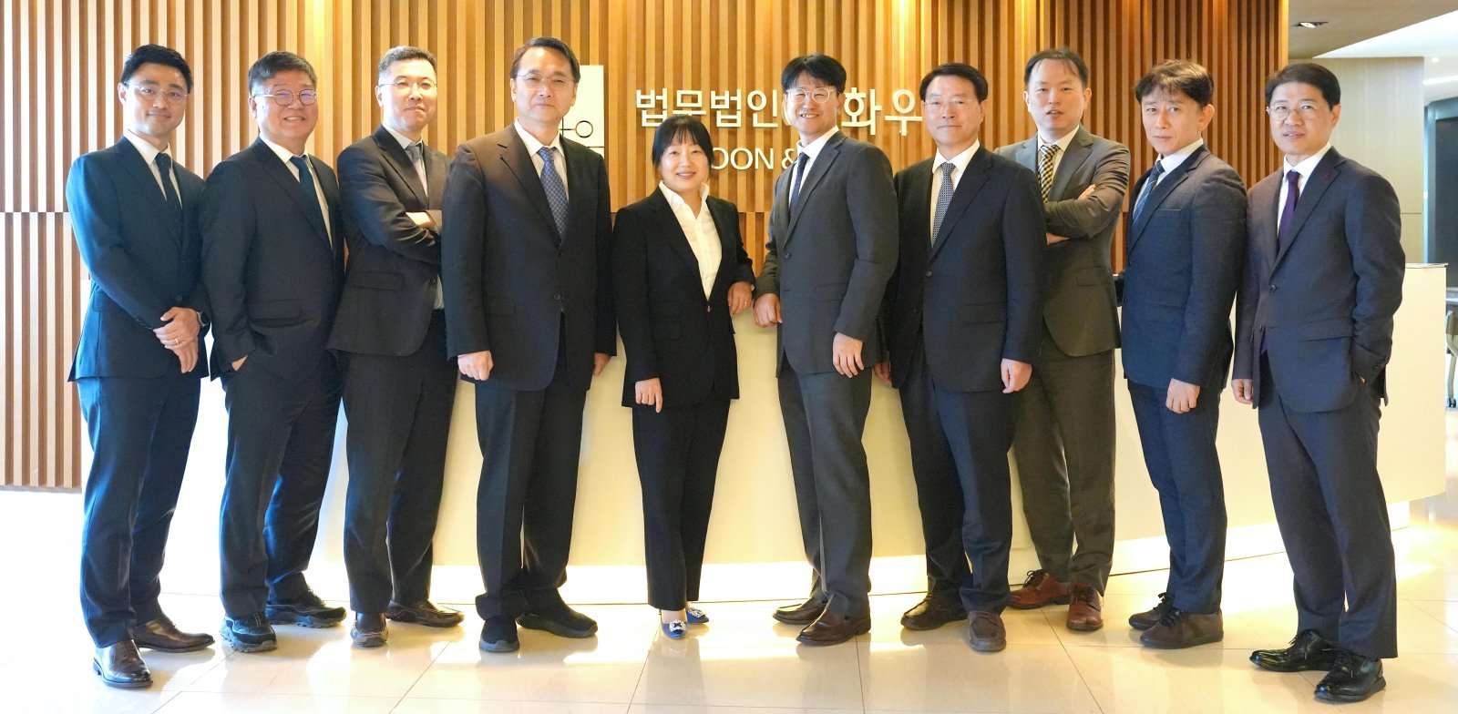 법무법인 화우 정보보호센터 구성원들. 왼쪽부터 지재원 전문위원, 정한근 고문, 이광욱 변호사(사법연수원 28기·신사업그룹장), 강남일 대표변호사(23기), 박수정 변호사(36기), 이근우 변호사(35기·정보보호센터장), 조용태 고문, 주민석 변호사(변호사시험 1회), 김용태 고문, 최준익 전문위원. 법무법인 화우 제공