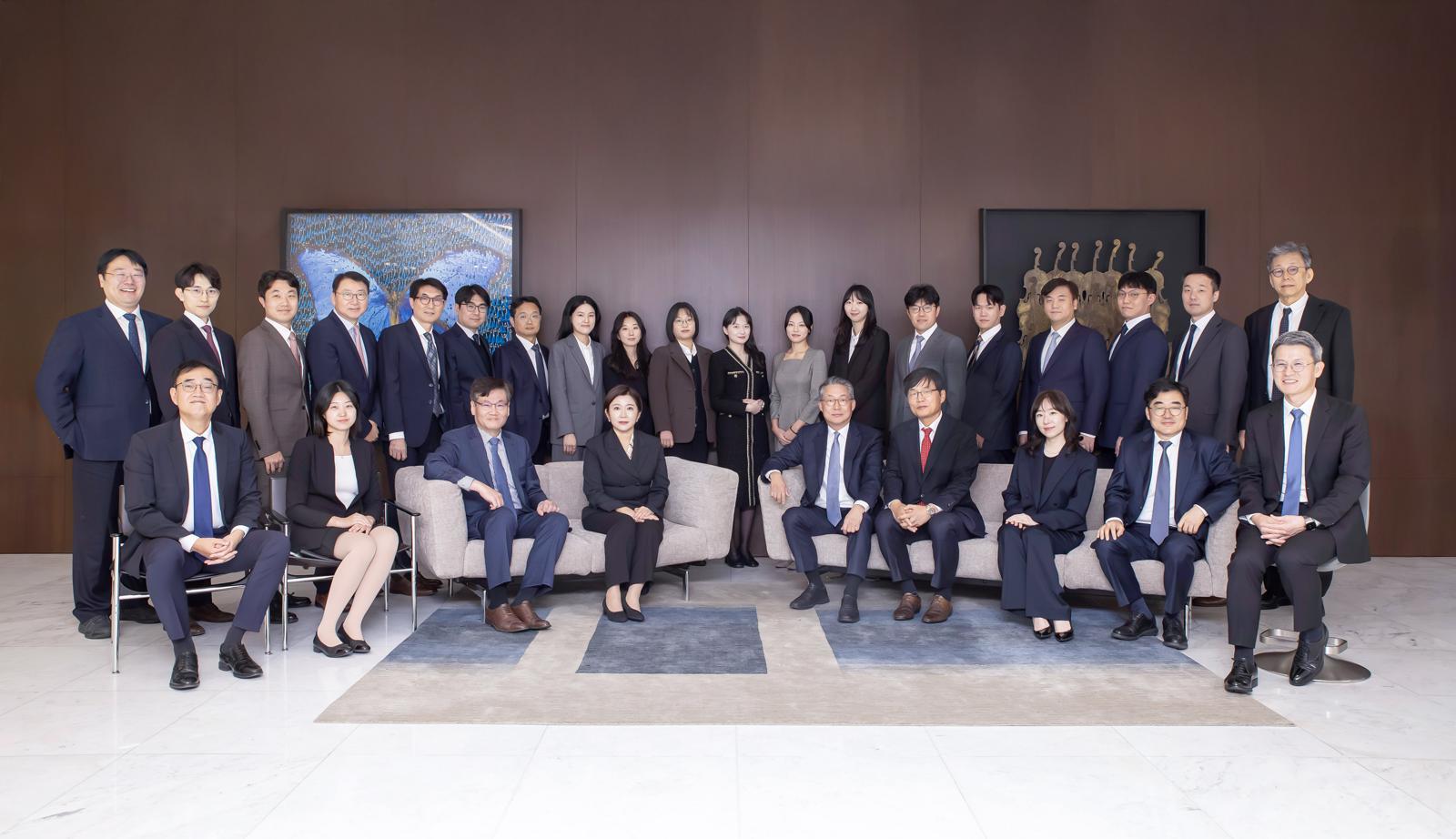 (첫째 줄 왼쪽부터 시계 반대 방향으로) 김동욱 변호사(노동그룹장), 이현송 기영석 이세리 변호사, 김민석 고문, 이병한 변호사, 탁영리 외국변호사, 박성기 조찬영 변호사, 서영우 전문위원, 장재혁 양민엽 김종수 성석진 변호사, 오세웅 공인노무사, 양다현 윤희연 곽시영 유송민 정현영 손민지 변호사, 이승환 공인노무사, 양주열 변호사, 우지현 전문위원, 장철준 외국변호사, 송우용 정성용 김종현 변호사. 법무법인 세종 제공