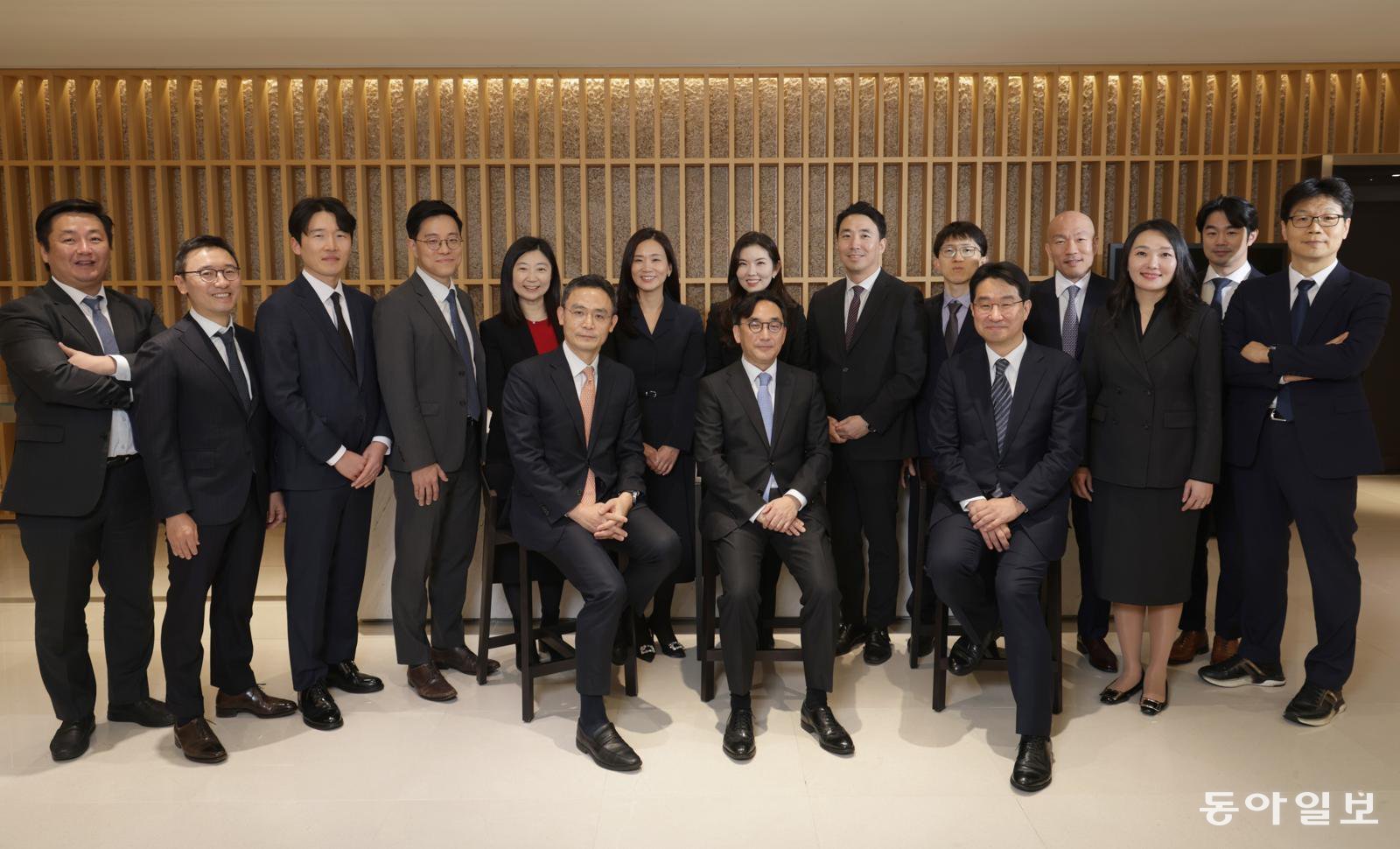 16일 서울 종로구 크레센도 빌딩 김앤장 서울 사무소에 김앤장 회사법·기업지배구조팀 변호사들이 모여 있다. (앞줄 왼쪽부터) 김진오 진상범 김민수 변호사, (뒷줄 왼쪽부터) 배광열 변호사, 김재명 외국 변호사, 오민영 이우주 강은주 안채연 변호사, 이은비 외국 변호사, 이윤수 변호사, 안세영 외국 변호사, 김지평 김은비 이영민 장종철 변호사. 변영욱 기자 cut@donga.com