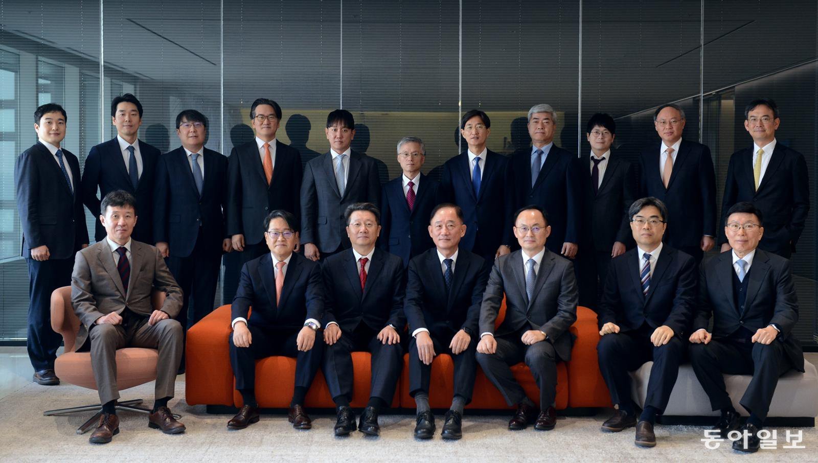 (앞줄 왼쪽부터 반시계 방향으로) 조상철 김희관 변호사, 이형석 대표변호사(총괄), 박화진 고문, 정수봉 대표변호사, 한정화 최현 김태진 류재훈 윤사로 변호사, 김화묵 노무사, 장상균 변호사, 김기태 노무사, 이성원 송진욱 최진원 안무현 김홍율 변호사. 홍진환 기자 jean@donga.com