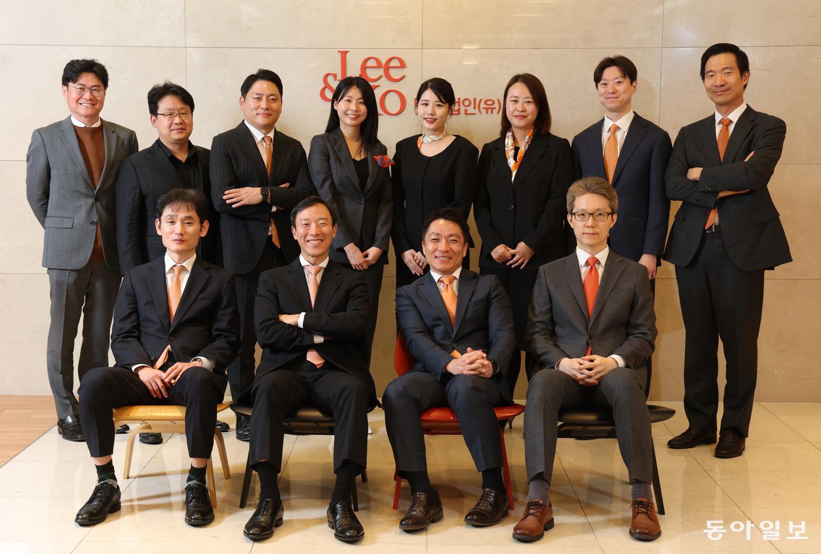서울 중구 법무법인 광장 본사에서 만난 ‘경영권 분쟁 전담팀’의 변호사들. 앞줄 왼쪽부터 윤용준 이세중 정다주 김경천 변호사. 뒷줄 왼쪽부터 김유석 장이준 홍형근 나누리 이지민 김은아 김상우 권구범 변호사. 변영욱 기자 cut@donga.com