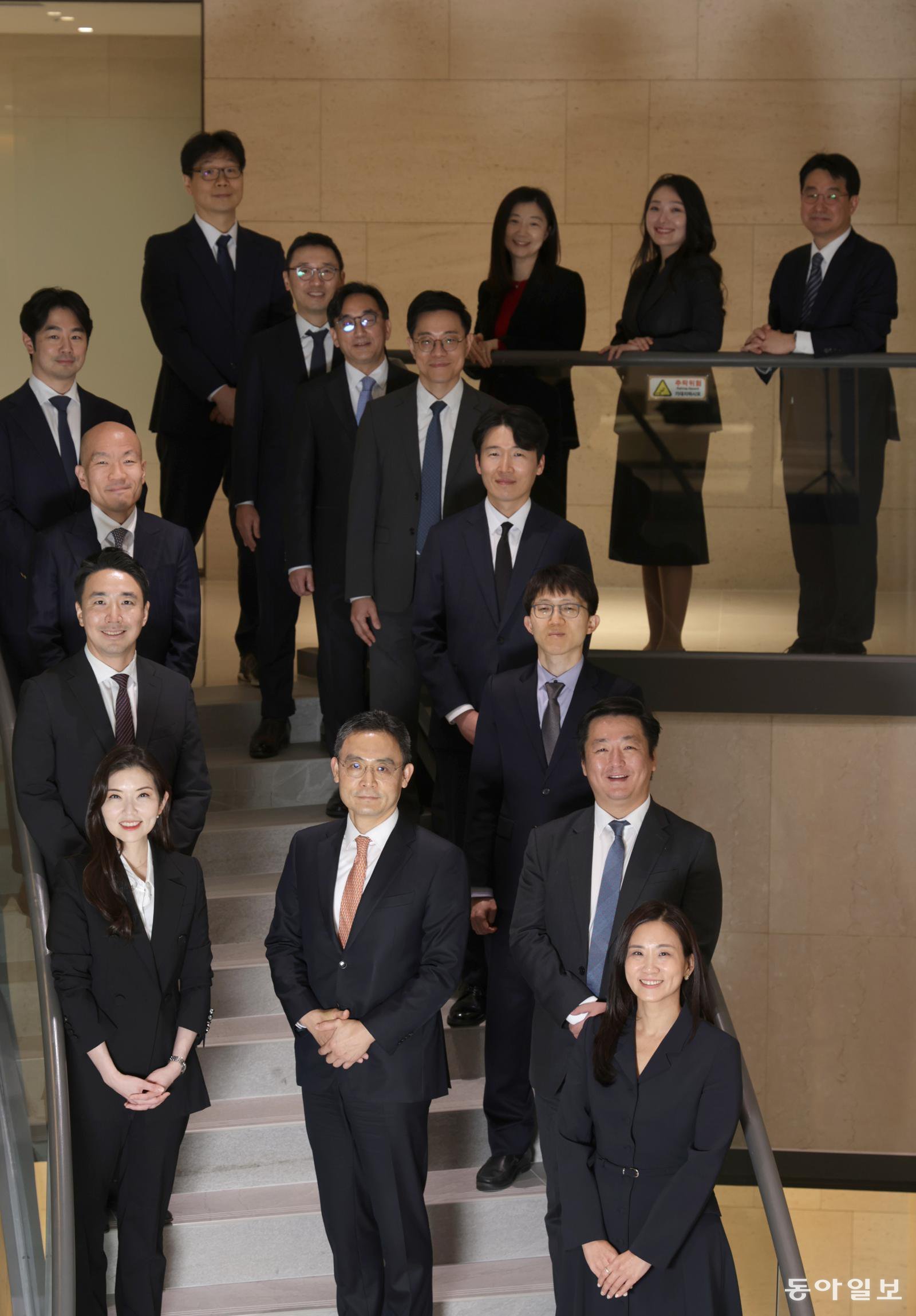 16일 서울 종로구 크레센도 빌딩에 위치한 김앤장 법률사무소 서울사무소에서 회사법·기업지배구조팀 변호사들이 포즈를 취하고 있다. 변영욱 기자 cut@donga.com