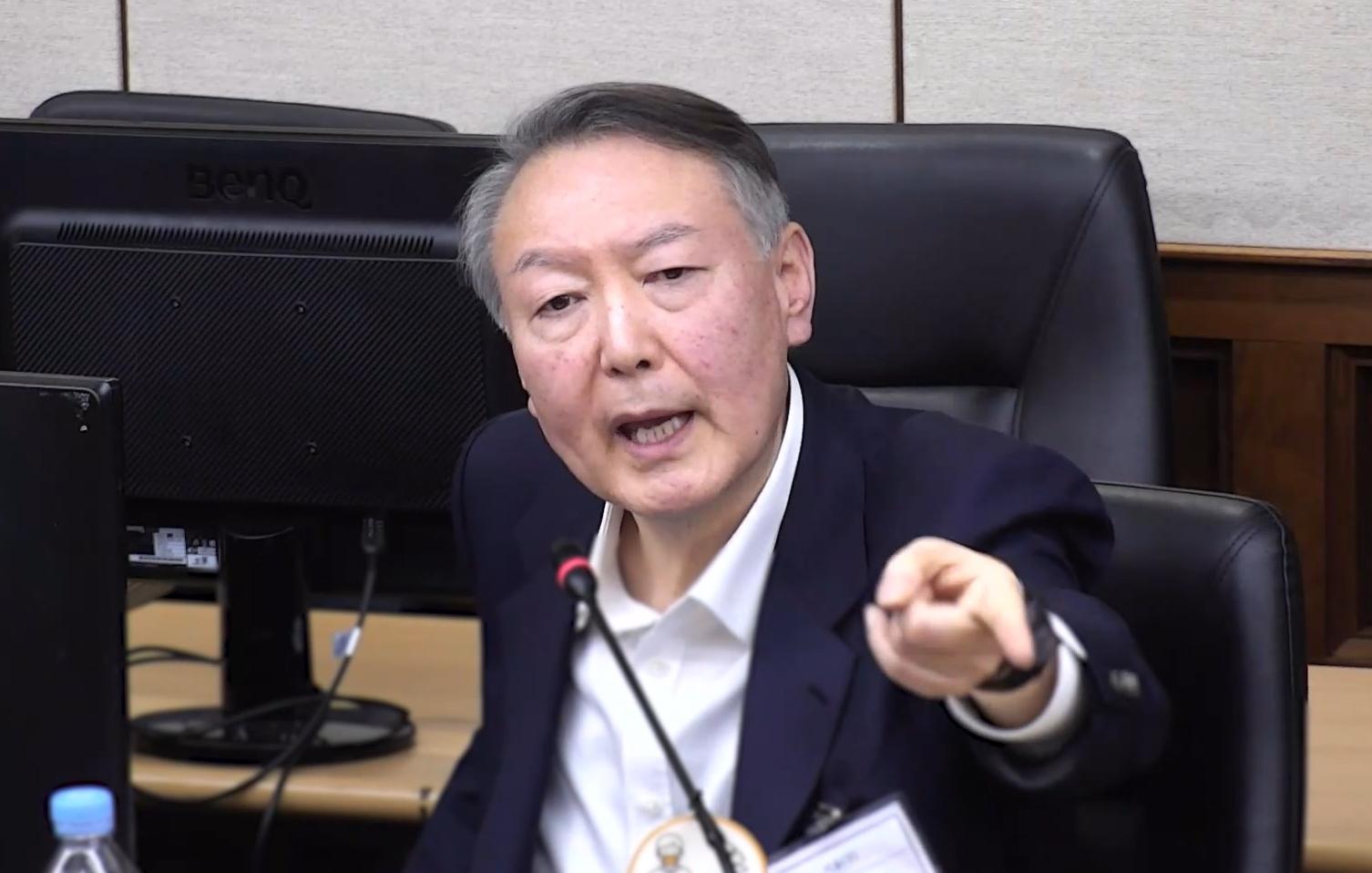 대통령경호처를 동원해 고위공직자범죄수사처의 체포영장 집행을 방해한 혐의를 받는 윤석열 전 대통령이 26일 서울 서초구 서울중앙지법에서 열린 결심공판에 출석해 발언하고 있다. 이날 내란 특검(특별검사 조은석)은 윤 전 대통령에 대해 징역 10년을 구형했다. 서울중앙지법 제공