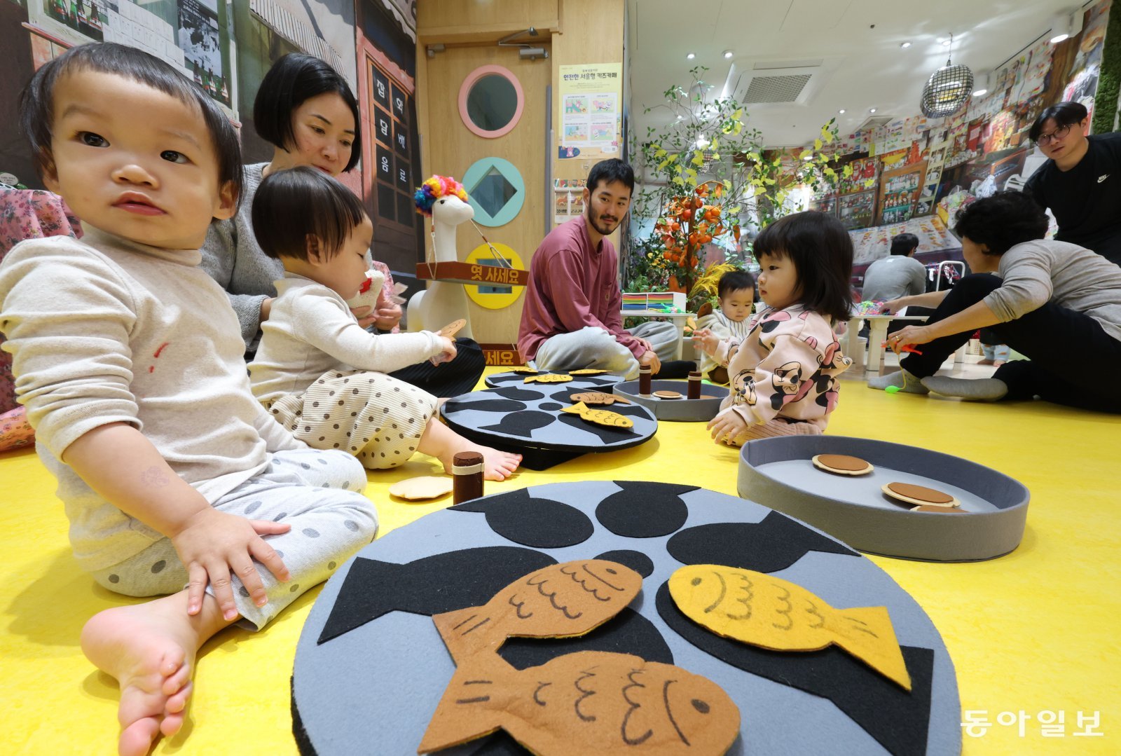 한국의 아동수당 지급 연령 상한은 주요 선진국에 비해 낮아 ‘영유아수당’이라는 지적도 나온다. 한 어린이 시설에서 영유아들이 장난감을 가지고 노는 모습. 동아일보DB