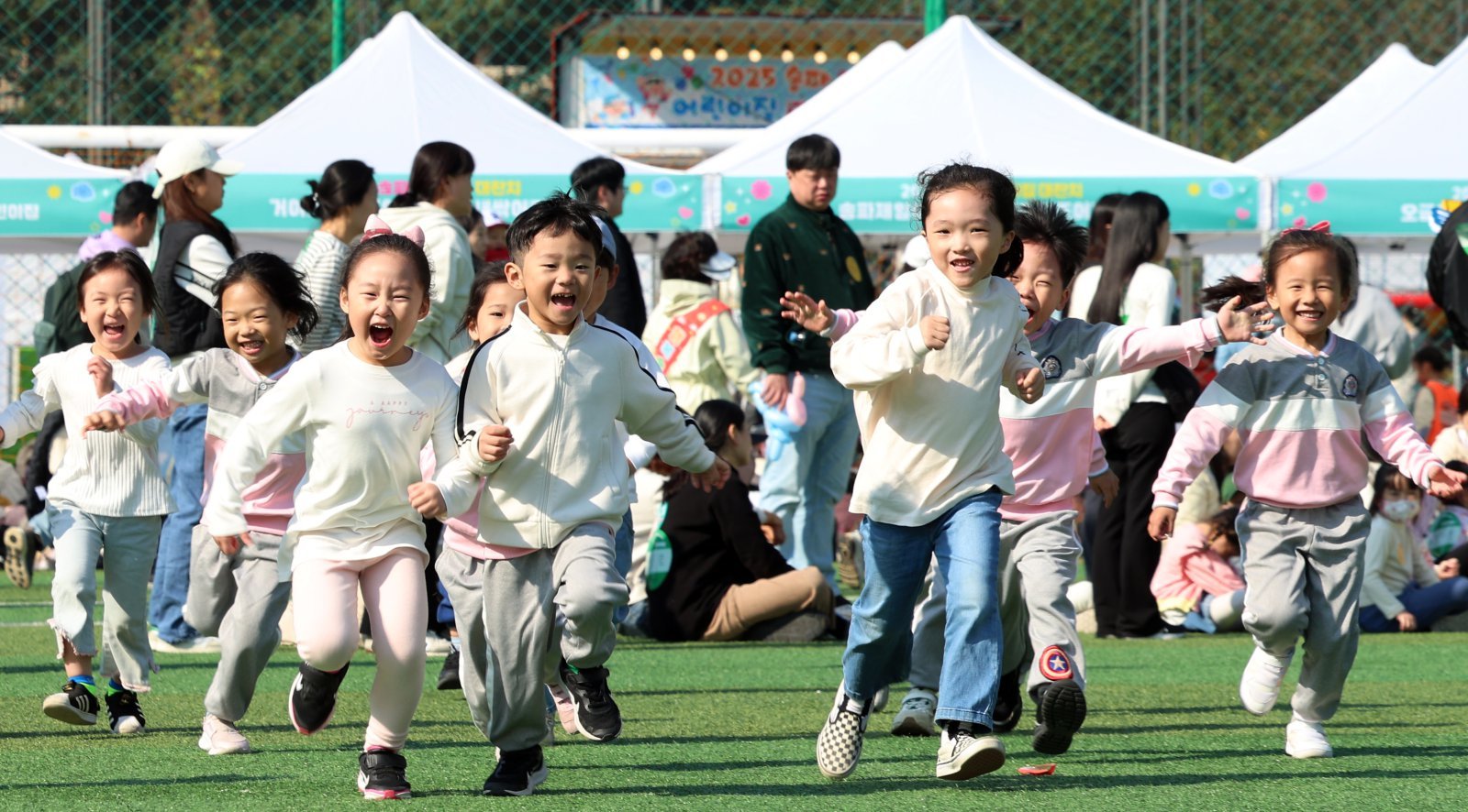 ‘차등이냐, 보편이냐. 그것이 문제로다’…아동수당 지역 차등지급 논란 [이미지의 포에버 육아]
