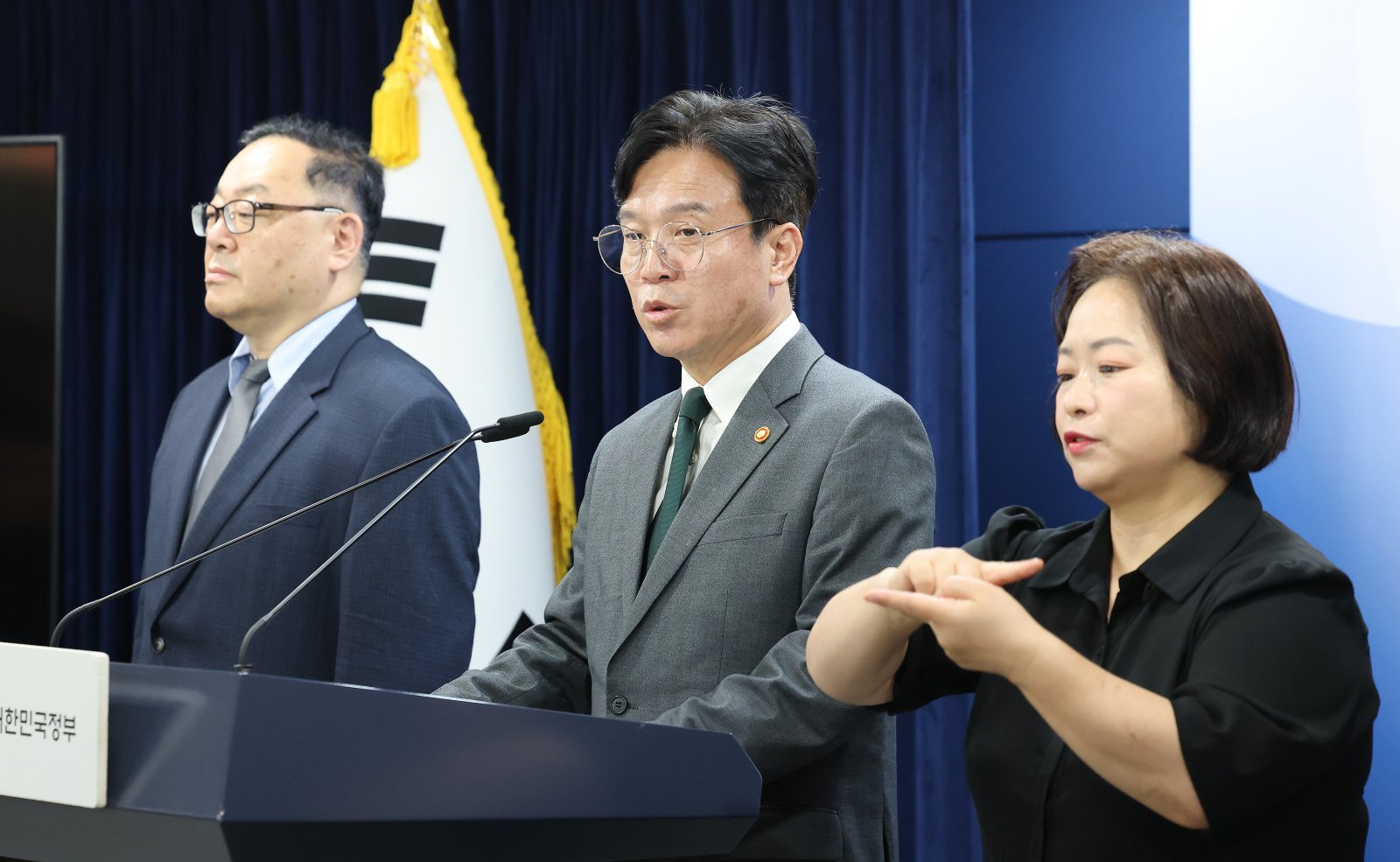 김영훈 고용노동부 장관이 지난 7월 서울 종로구 정부서울청사에서 노동조합 및 노동관계조정법 개정안(노란봉투법) 관련 브리핑을 하고 있다. 2025.7.29/뉴스1 ⓒ News1