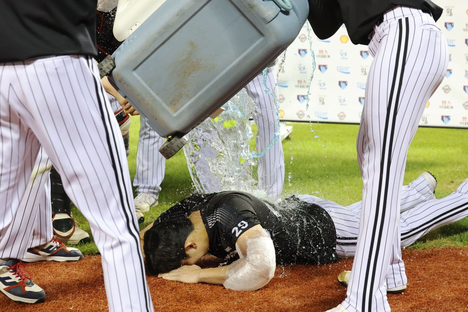 프로 데뷔 후 첫 시즌 10승을 달성한 LG 트윈스 투수 손주영이 10일 프로야구 두산 베어스전 종료 후 물세례와 함께 동료들의 축하를 받고 있다. 2025.9.10 뉴스1