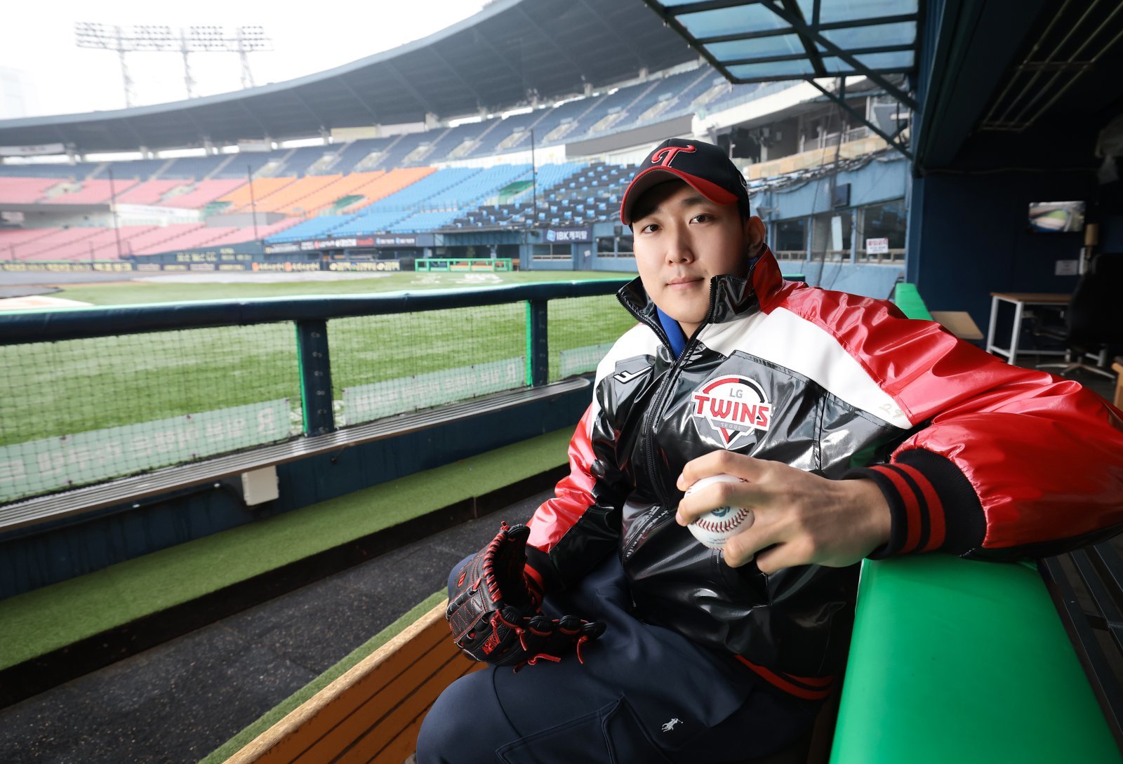 LG 트윈스 손주영이 16일 서울 잠실야구장에서 뉴스1과의 인터뷰 전 포즈를 취하고 있다. 2025.12.16 뉴스1