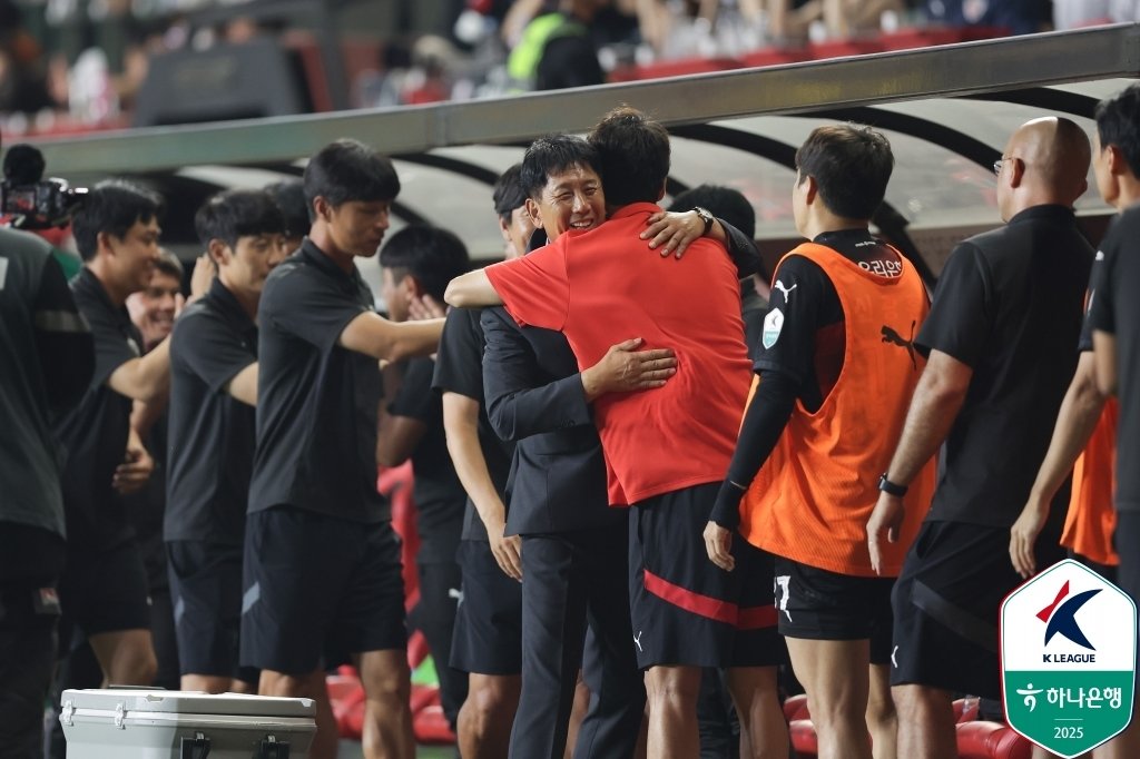 겉으로 보기에는 넘치게 부드럽지만 강단 있는 카리스마의 소유자다. 기성용을 품을 때도 그랬다. 한국프로축구연맹 제공