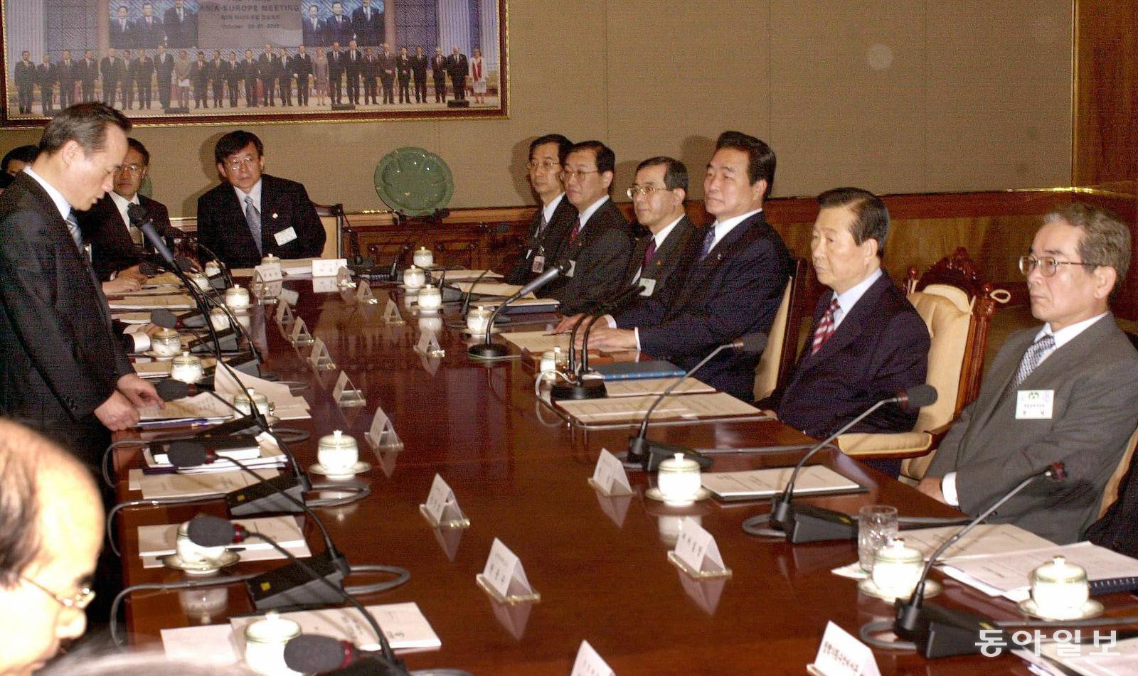 이남기 공정거래위원회 위원장이 2002년 4월 1일 오전 청와대에서 김대중대통령에게 2002년도 공정위 업무보고를 하고 있다. 동아일보 DB