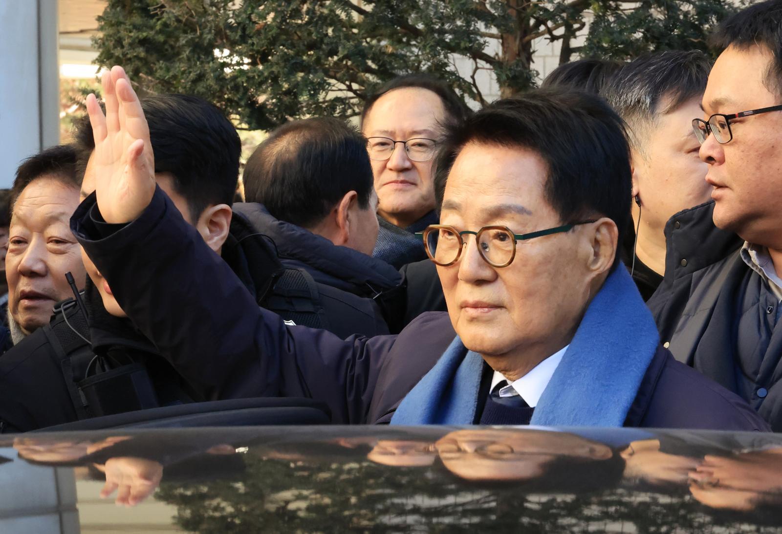 2020년 서해에서 발생한 공무원 피격 사건을 은폐하려 한 혐의로 재판에 넘겨진 박지원 전 국가정보원장이 26일 서울 서초구 중앙지법에서 무죄를 선고받고 법원을 나서고 있다. (공동취재) 2025.12.26/뉴스1