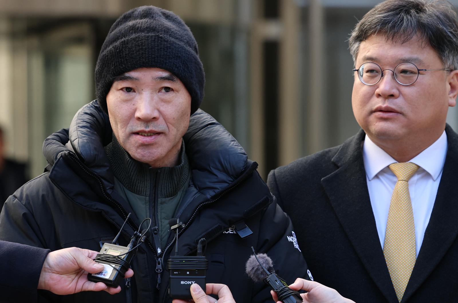 ‘서해 공무원 피격 사건‘ 해양수산부 공무원 故이대준 씨의 친형 이래진 씨가 26일 서울 서초구 중앙지방법원에서 열린 1심 선고 공판을 마친 후 굳은 얼굴로 취재진 질문에 답하고 있다.  이날 서울중앙지법 형사합의25부(부장판사 지귀연)는 26일 서훈 전 청와대 안보실장, 박지원 전 국가정보원장, 서욱 전 국방부 장관, 김홍희 전 해양경찰청장, 노은채 전 국정원장 비서실장에게 무죄를 선고했다. (공동취재)  2025.12.26. photo@newsis.com