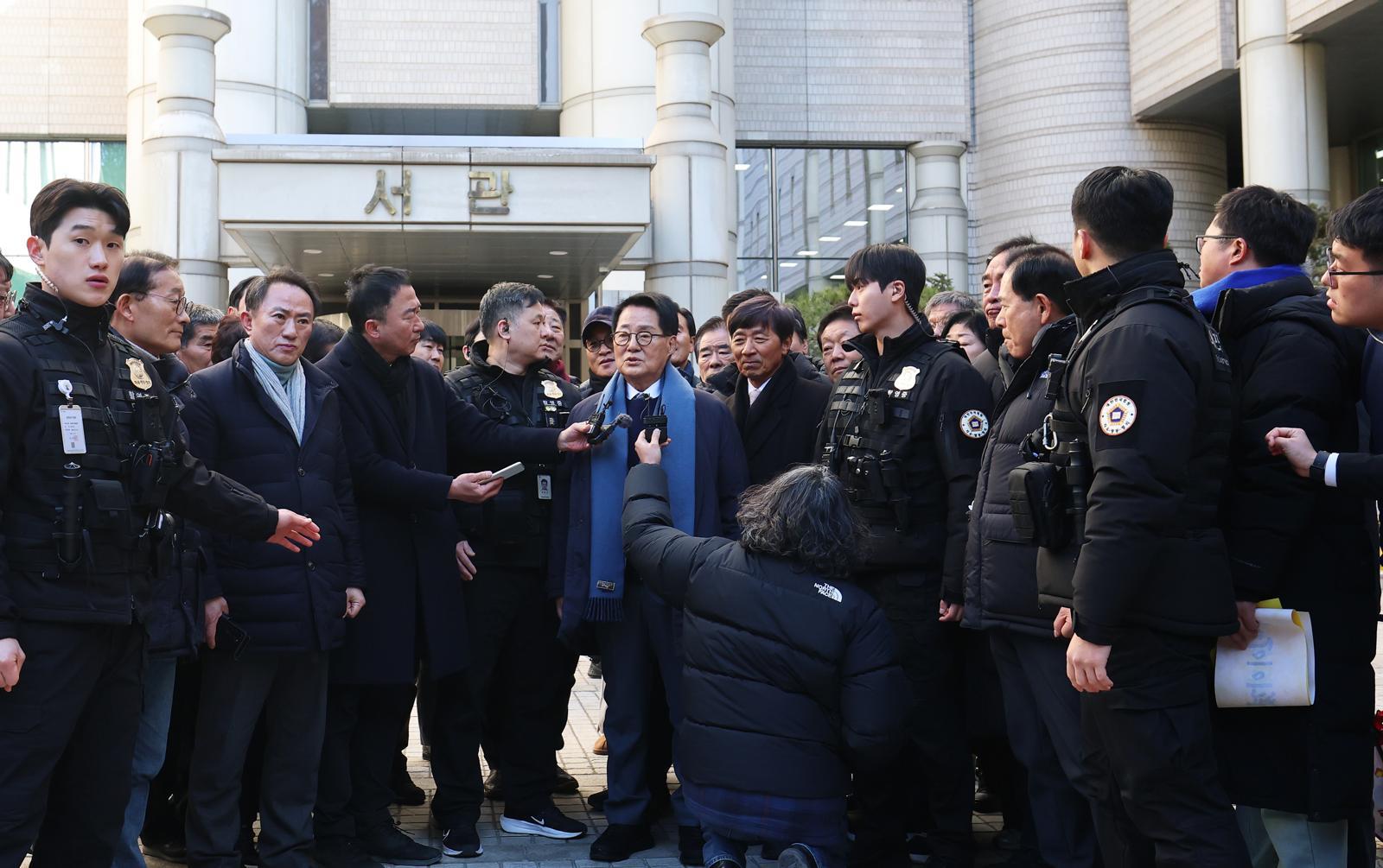 ‘서해 공무원 피격 사건’ 은폐 시도 및 ‘월북몰이’ 혐의로 재판에 넘겨진 박지원 전 국가정보원장이 26일 서울 서초구 서울중앙지방법원에서 열린 선고공판을 마친 뒤 발언하고 있다.  이날 서울중앙지법 형사합의25부(부장판사 지귀연)는 26일 서훈 전 청와대 안보실장, 박지원 전 국가정보원장, 서욱 전 국방부 장관, 김홍희 전 해양경찰청장, 노은채 전 국정원장 비서실장에게 무죄를 선고했다. (공동취재)  2025.12.26. 뉴시스