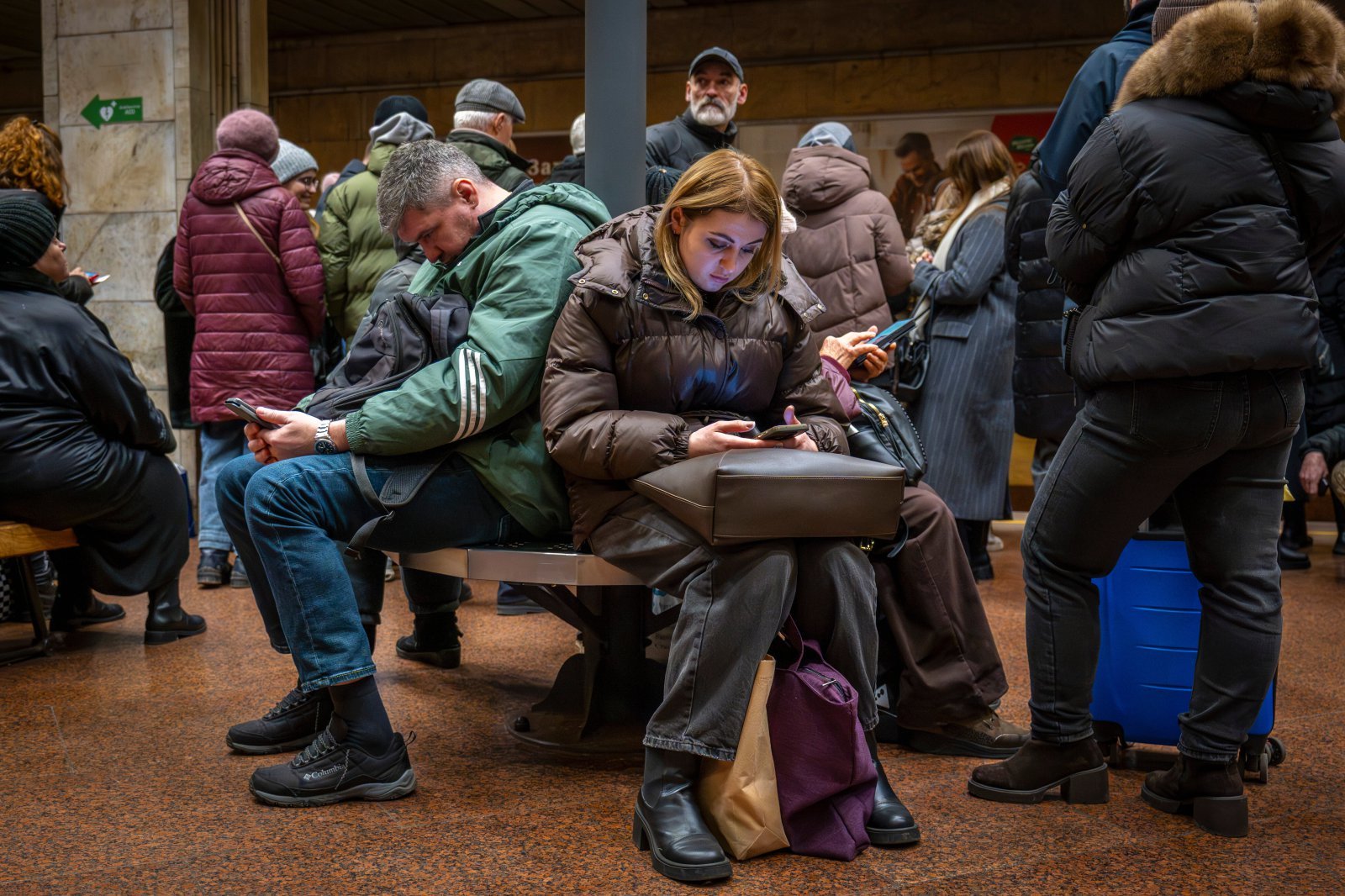 도널드 트럼프 미국 대통령과 볼로디미르 젤렌스키 우크라이나 대통령의 ‘종전’ 회담을 앞두고 러시아가 우크라이나 수도에 대규모 공습을 가했다. 사진은 지난 23일 러시아의 드론 공습으로 우크라이나 키이우에서 시민들이 방공호로 사용하는 지하철역으로 대피해 모여 있는 모습. 2025.12.27 키이우=AP 뉴시스