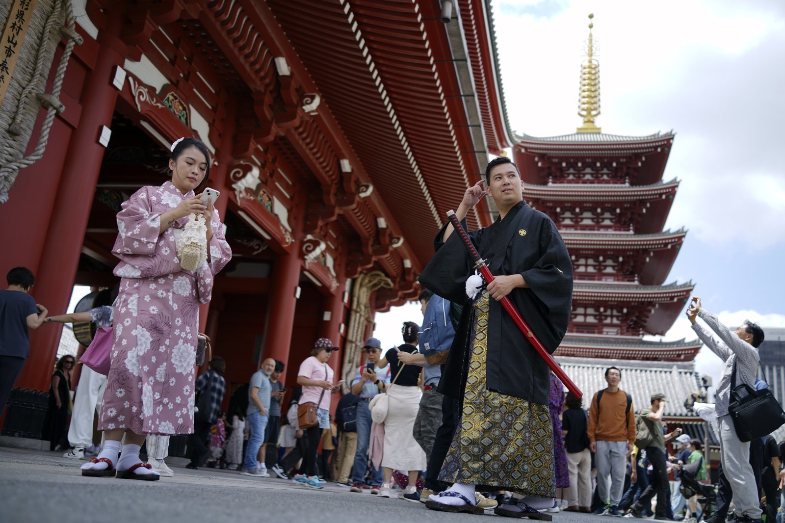 일본 정부는 사실상 내년 7월부터 출국세를 기존 1000엔(약 9200 원)에서 3배인 3000엔(약 2만7700원)으로 인상할 방침을 결정했다. 사진은 지난 6얼 3일 일본 도쿄 아사쿠사의 센소지에 외국인 관광객들이 관광하고 있는 모습. 2024.12.27 아사쿠사=AP 뉴시스