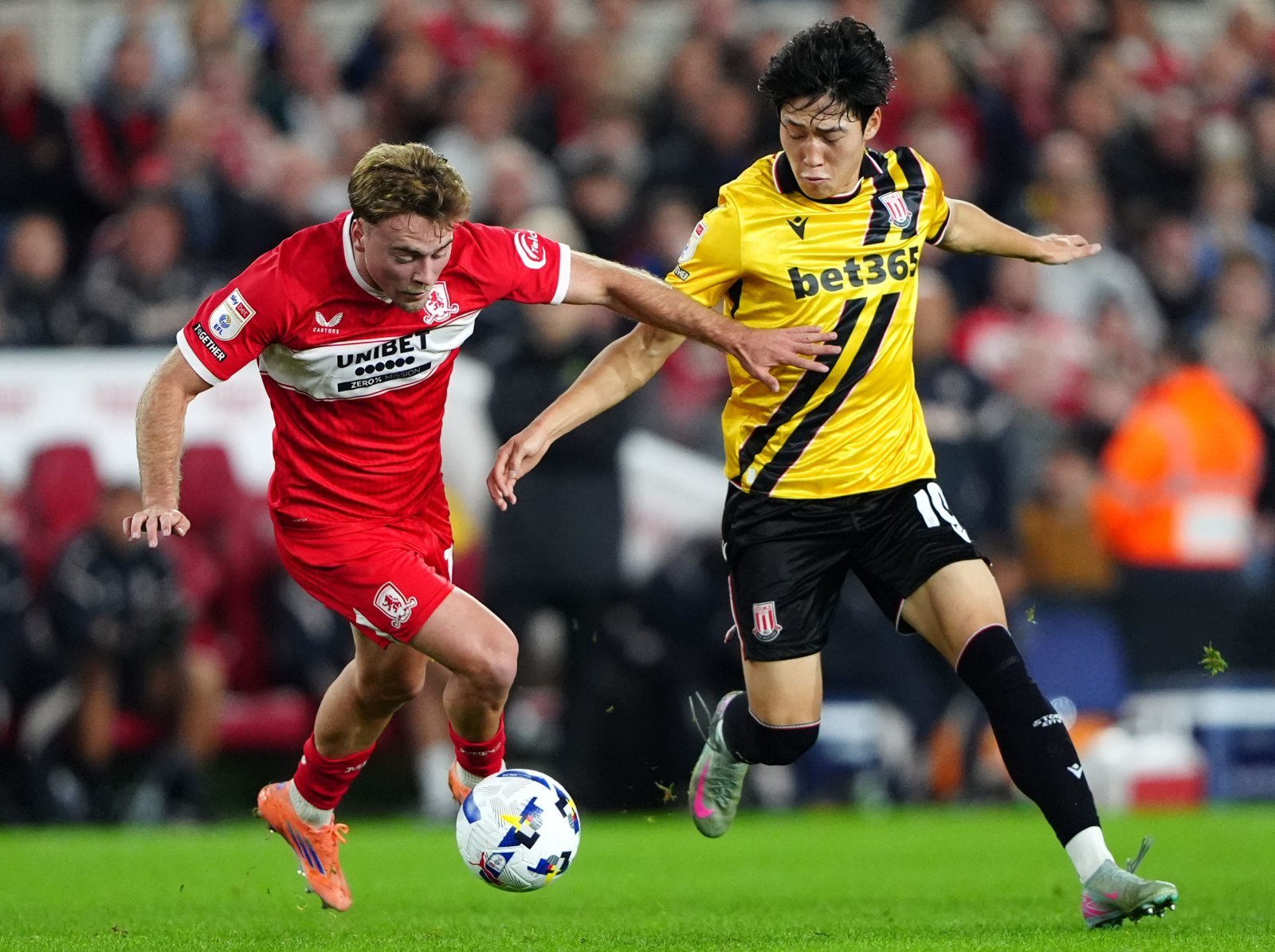 스토크시티의 배준호(오른쪽)가 지난달 30일(현지 시간) 영국 미들스브러 리버사이드 스타디움에서 열린 2025-26 잉글랜드 프로축구 챔피언십(2부 리그) 미들스브러와 경기 중 공을 다투고 있다. 양 팀은 득점 없이 0-0 무승부를 기록했다. 2025.10.01 미들스브러=AP 뉴시스