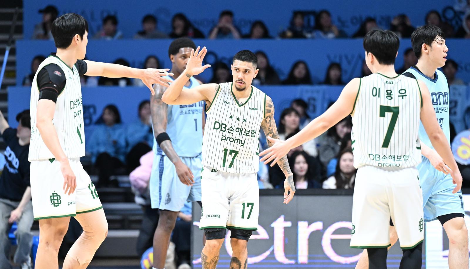 프로농구 DB 알바노가 27일 소노와 경기에서 동료들과 하이파이브 하고 있다.(KBL 제공)