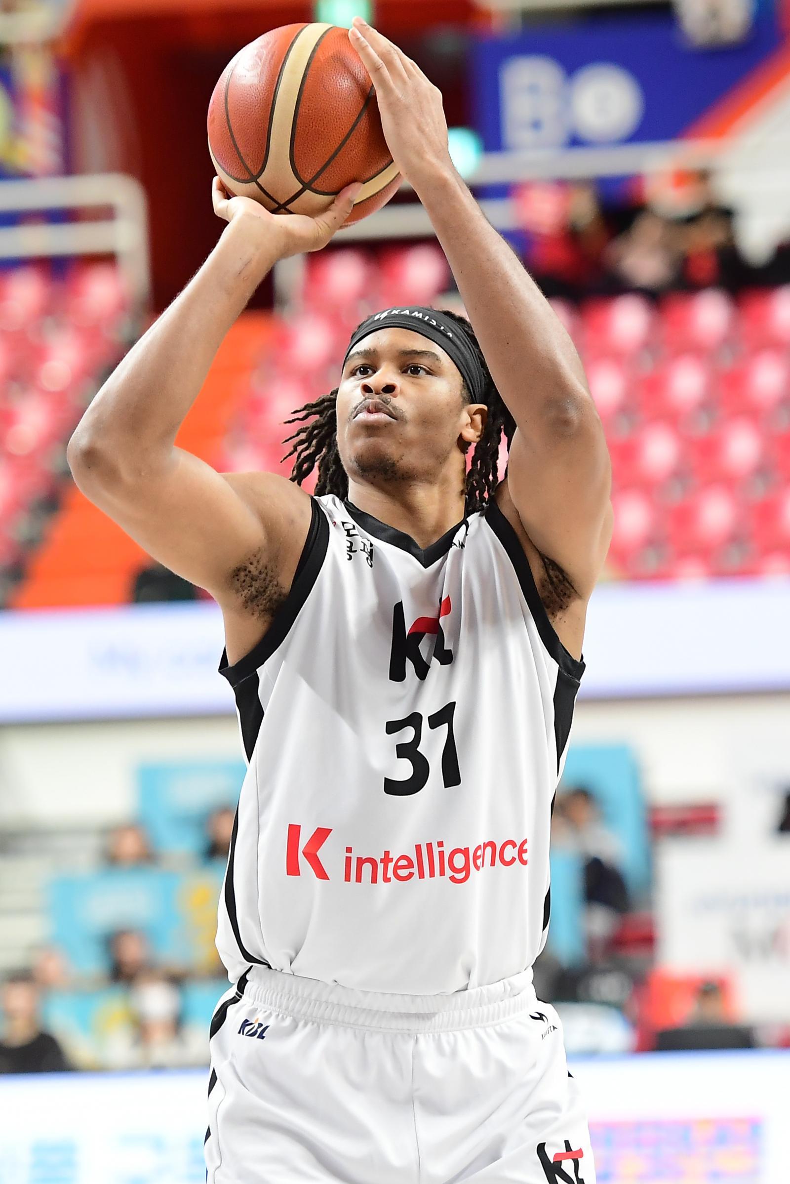 프로농구 KT 힉스가 27일 현대모비스와 경기에서 슛을 쏘고 있다.(KBL 제공)