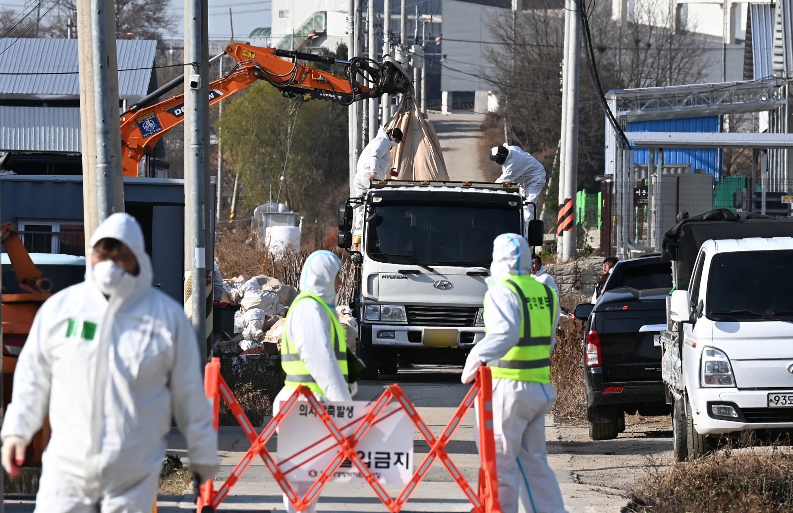 H5형 조류인플루엔자 항원이 검출된 경기 평택시 한 산란계 농장에서 2일 관계자들이 살처분 작업을 하고 있다.  고병원성 조류인플루엔자(AI) 중앙사고수습본부는 경기 평택시 소재 산란계 농장에서 H5형 AI 항원이 확인됐다고 지난 1일 밝혔다. 2025.12.02 뉴시스