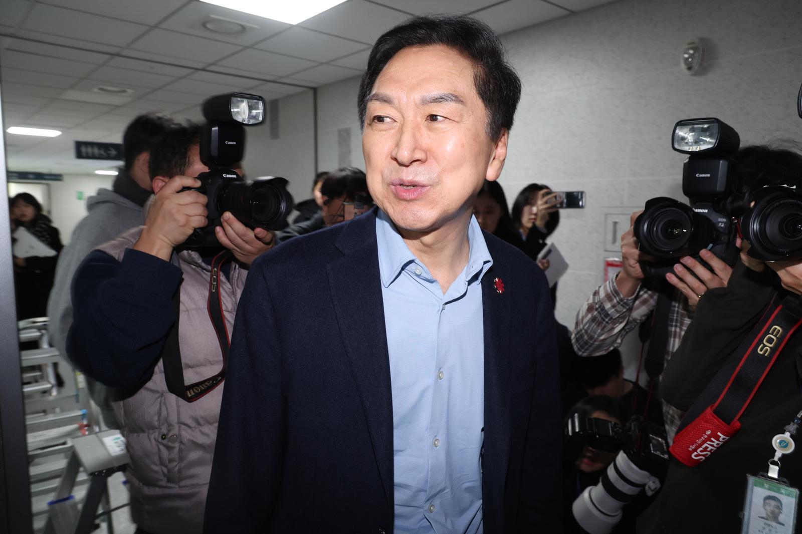 김기현 국민의힘 의원이 17일 오전 서울 여의도 국회 의원회관 사무실로 들어가고 있다. 이날 김건희 여사의 ‘로저비비에 가방 수수 의혹’을 수사하는 민중기 특별검사팀은 김 의원의 성동구 자택, 의원실에 수사관 등을 보내 압수수색을 하고 있다. 2025.12.17 뉴시스