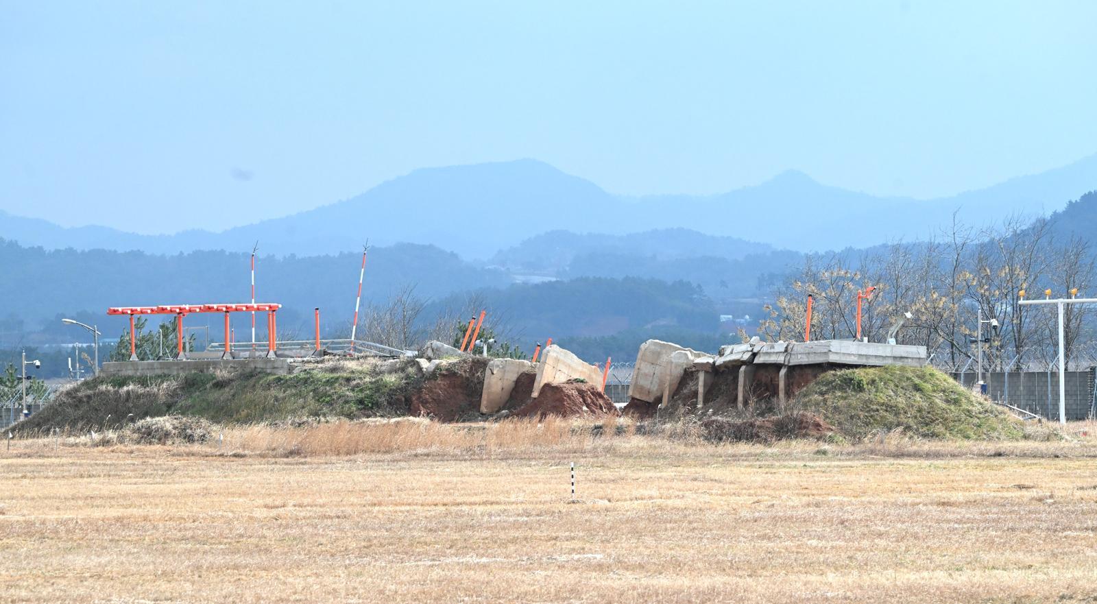 12·29 무안공항 제주항공 여객기 참사 1주기를 닷새 앞둔 24일 오후 전남 무안군 무안국제공항. 활주로 끝단에서 251m 떨어진 곳에 있는 방위각 시설(로컬라이저)을 지지하는 2m 높이 콘크리트 둔덕은 참사 피해를 키운 주된 요인으로 꼽힌다. 무안=뉴시스
