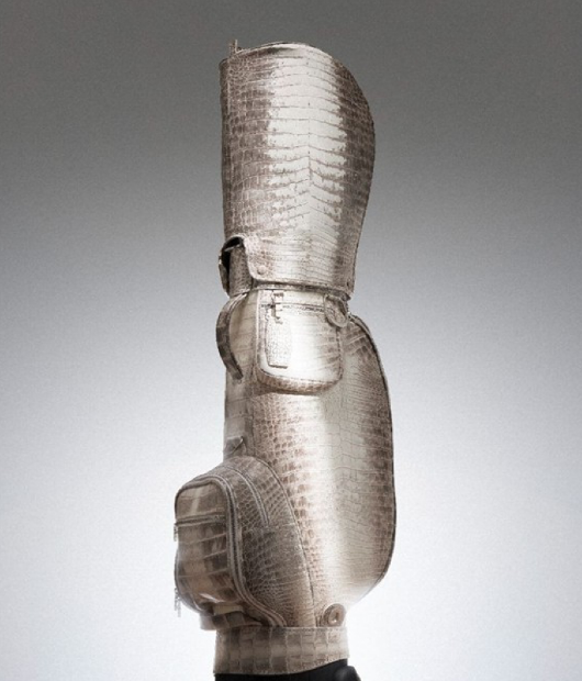 ‘레전드 50+’ 사업 참여 기업인 가죽 제조업체 ‘베티에르’가 AI 맞춤 제작 솔루션 ‘베티’를 활용해 만든 프리미엄 가죽 골프백. 서울경제진흥원 제공