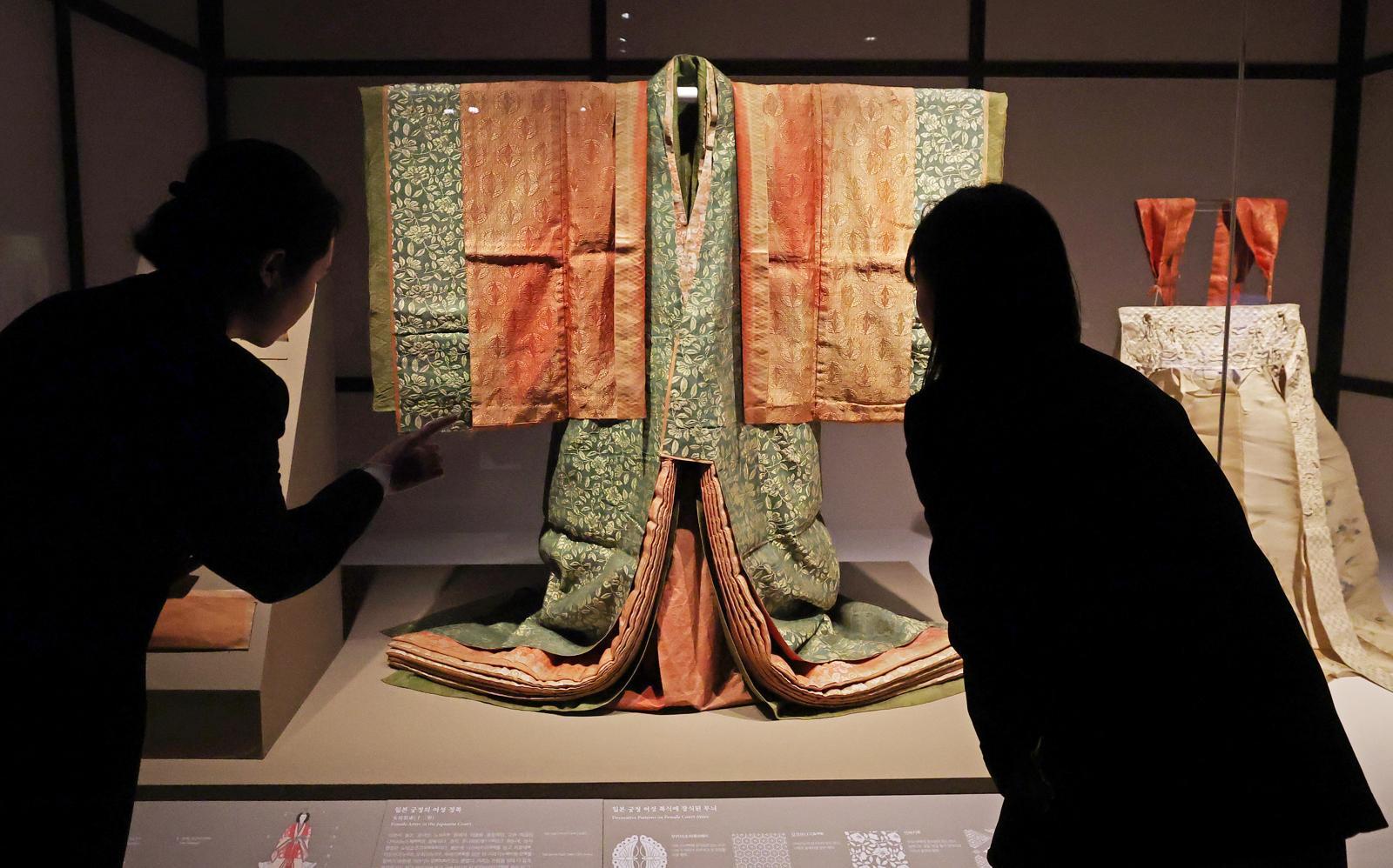 17일 서울 종로구 국립고궁박물관에서 열린 ‘천년을 흘러온 시간: 일본의 궁정문화’ 개막 언론공개회에서 방문객들이 에도시대 일본 궁정의 여성 복식을 살펴보고 있다.  국립고궁박물관 개관 20주년 및 한일 국교정상화 60주년을 맞아 도쿄국립박물관 소장 일본 궁정문화 유물 39점을 소개하는 이번 전시는  12월 18일부터 2026년 2월 22일까지 65일간 국립고궁박물관 1층 기획전시실에서 진행된다. 2025.12.17/뉴스1