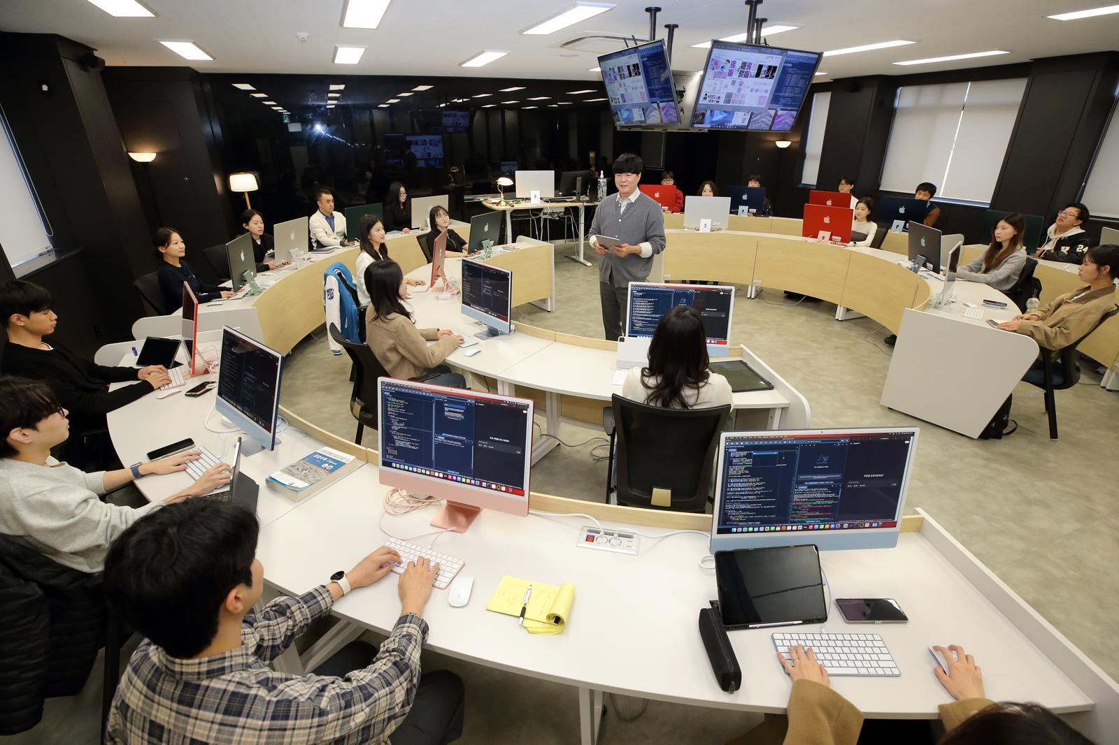 최근 대구 달서구 계명대 성서캠퍼스 의용공학과 인공지능(AI) 메디컬 실습실에서 학생들이 의료 영상 분석과 생체 신호 처리, 딥러닝 모델 구현 등 의용공학 특화 수업을 듣고 있다. 계명대는 AI 기반 실습 교육을 확대해 의료·공학 분야 융합 인재 양성에 나서고 있다. 계명대 제공