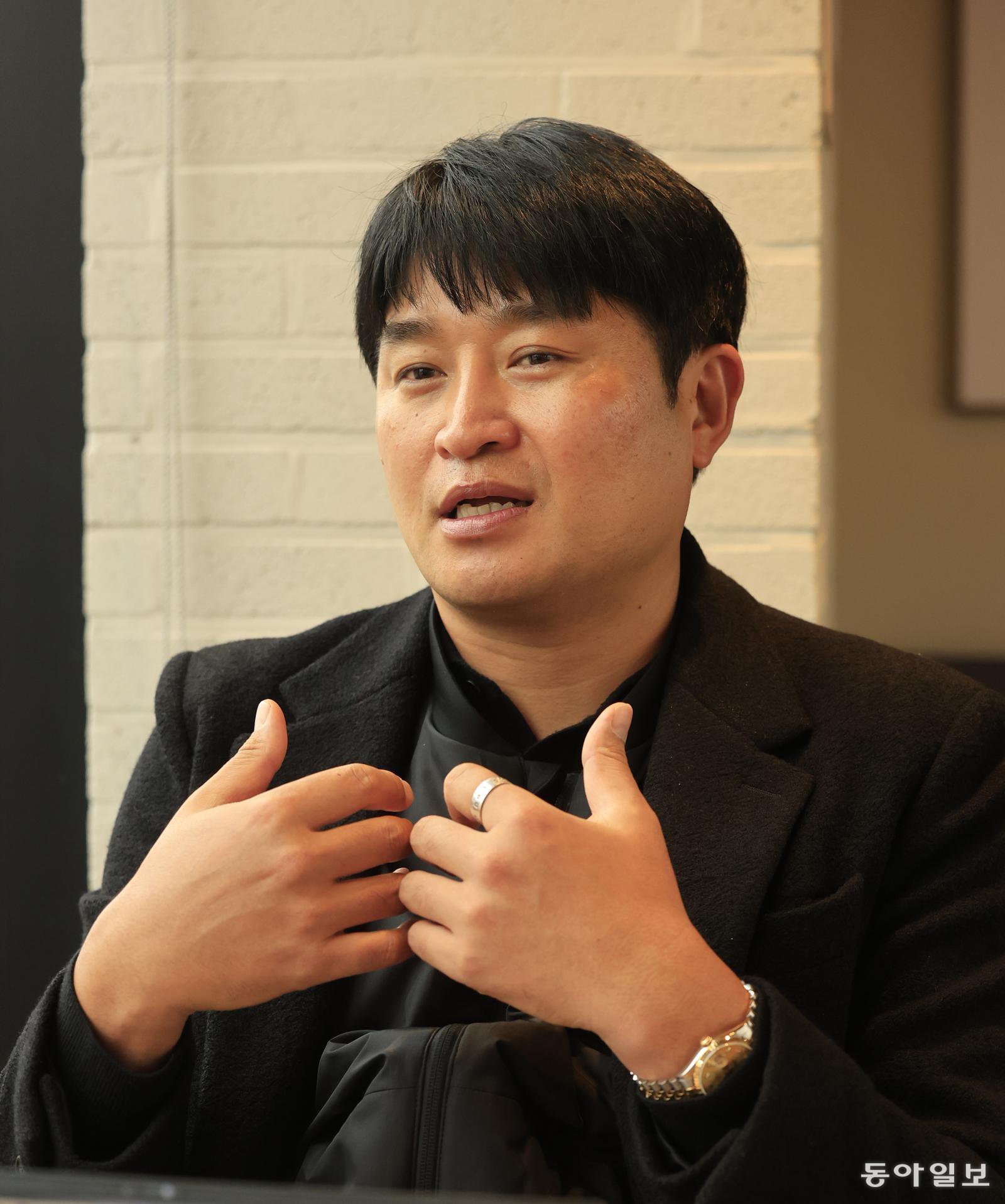 24일 오전 광주 서구의 한 카페에서 만난 서득호 씨가 사고로 숨진 아버지에 대해 이야기 하고 있다. 광주=박영철 기자 skyblue@donga.com