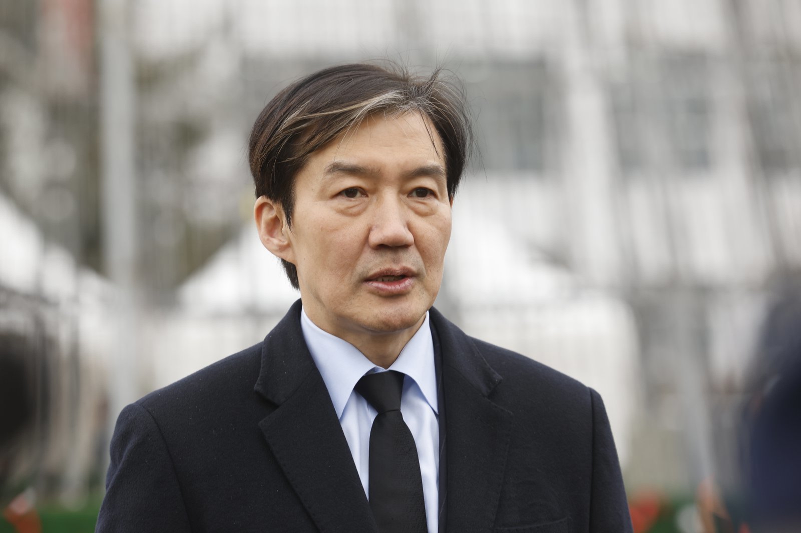 조국 조국혁신당 대표가 지난 24일 광주 5.18민주광장에 마련된 광주대표도서관 붕괴 참사 희생자 시민분향소를 참배 후 취재진 질문에 답하고 있다. 2025.12.24/뉴스1