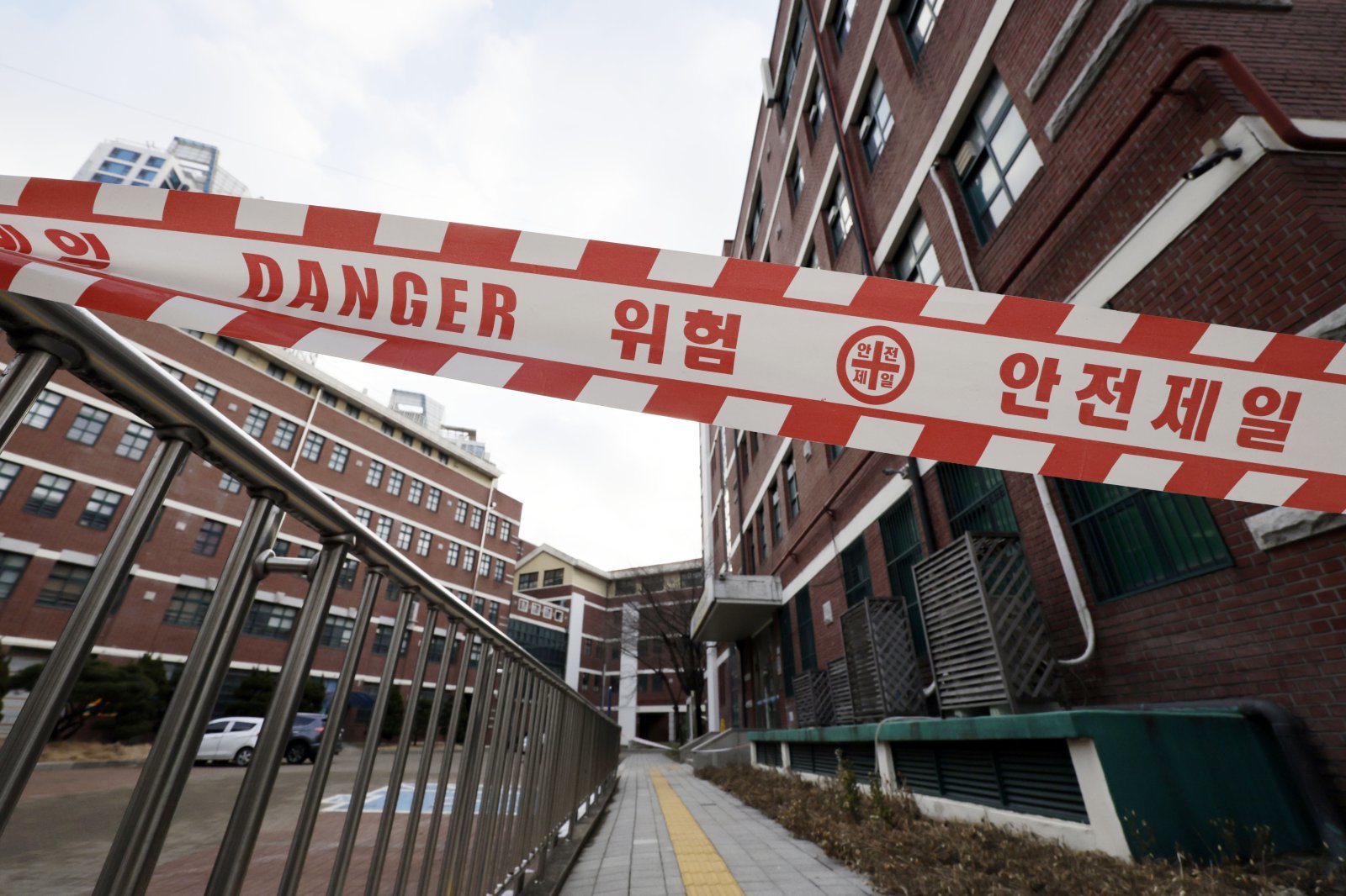 저출생 영향으로 올해 서울 지역 중학교와 고등학교 신입생 수가 지난해보다 모두 감소했다. 서울시교육청은 올해 서울 일반고 입학 예정 학생이 작년(5만3761명)보다 7.3% 감소한 4만9826명을 기록했다고 밝혔다. 사진은 2일 폐교 예정인 서울 시내 한 고등학교 모습. 2024.02.02. 서울=뉴시스