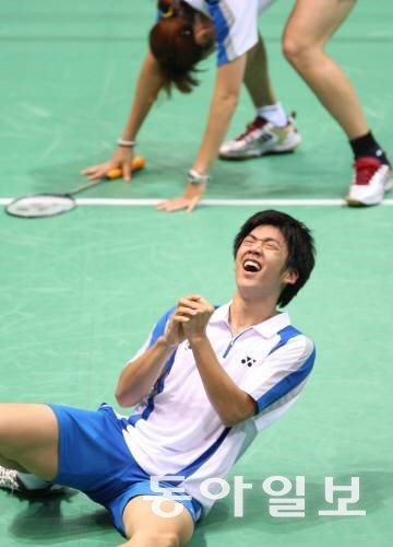 2008 베이징 올림픽에서 금메달을 딴 뒤 환호하는 이용대. 동아일보 DB