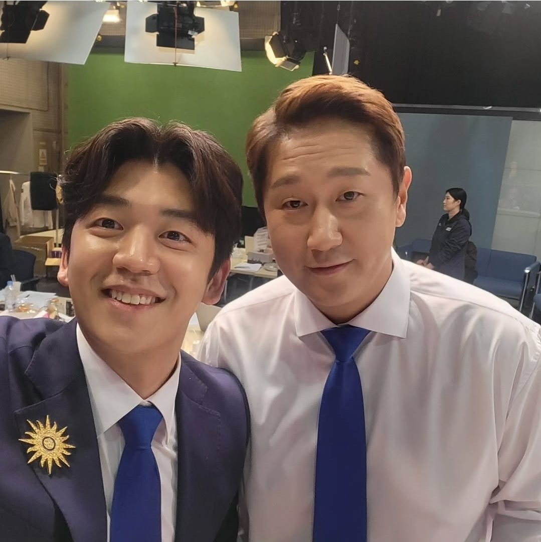 2023 항저우 아시안게임 때 한 방송사 해설위원으로 활동한 이용대가 야구 스타 이대호와 찍은 셀카. 이용대 제공