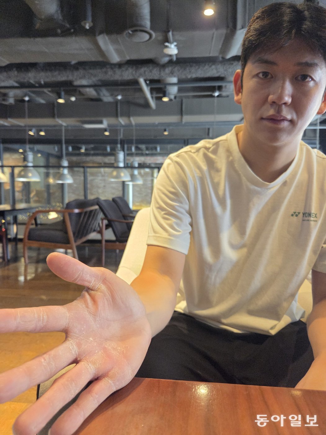 이용대가 물잡 가득한 오른손을 보여주고 있다. 이헌재 기자