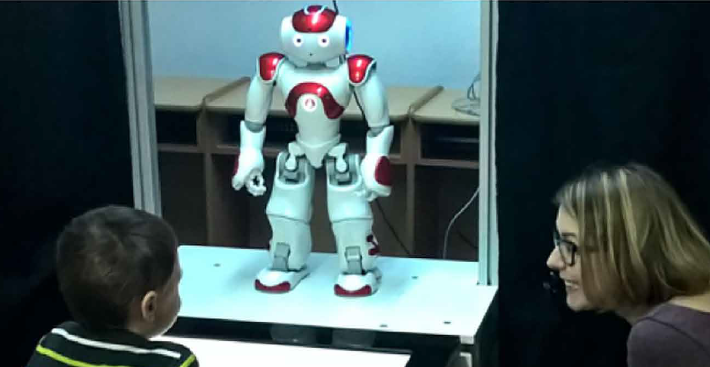 자폐 아동이 로봇 보조 치료를 받고 있다. 기존 치료법과 비슷한 수준의 치료 효과를 내면서 참여도를 높이는 것으로 나타났다. 사이언스 로보틱스 제공