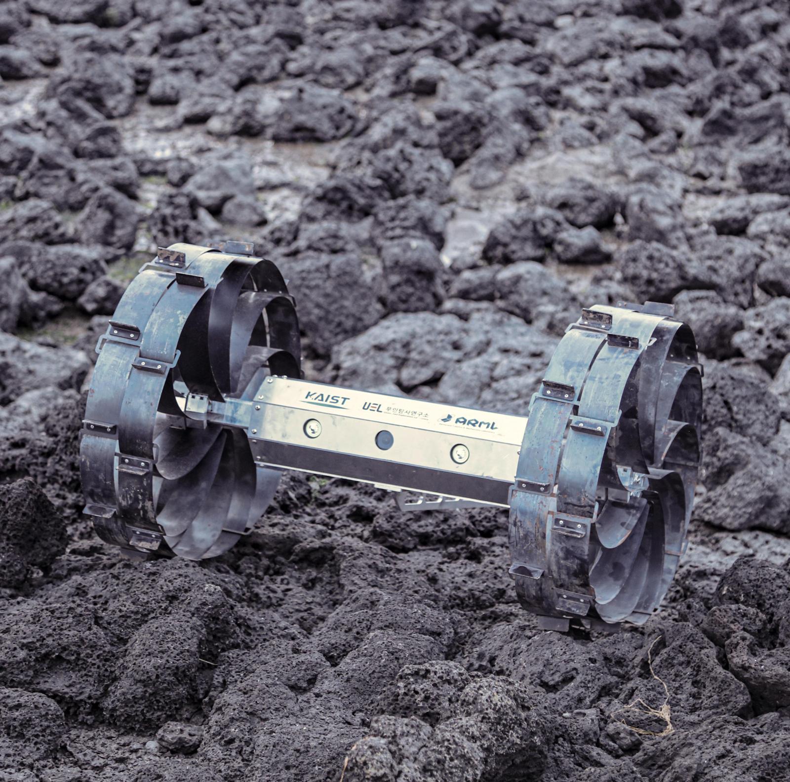 달 탐사 로버용 전개형 바퀴를 장착한 2륜 로버. KAIST 제공