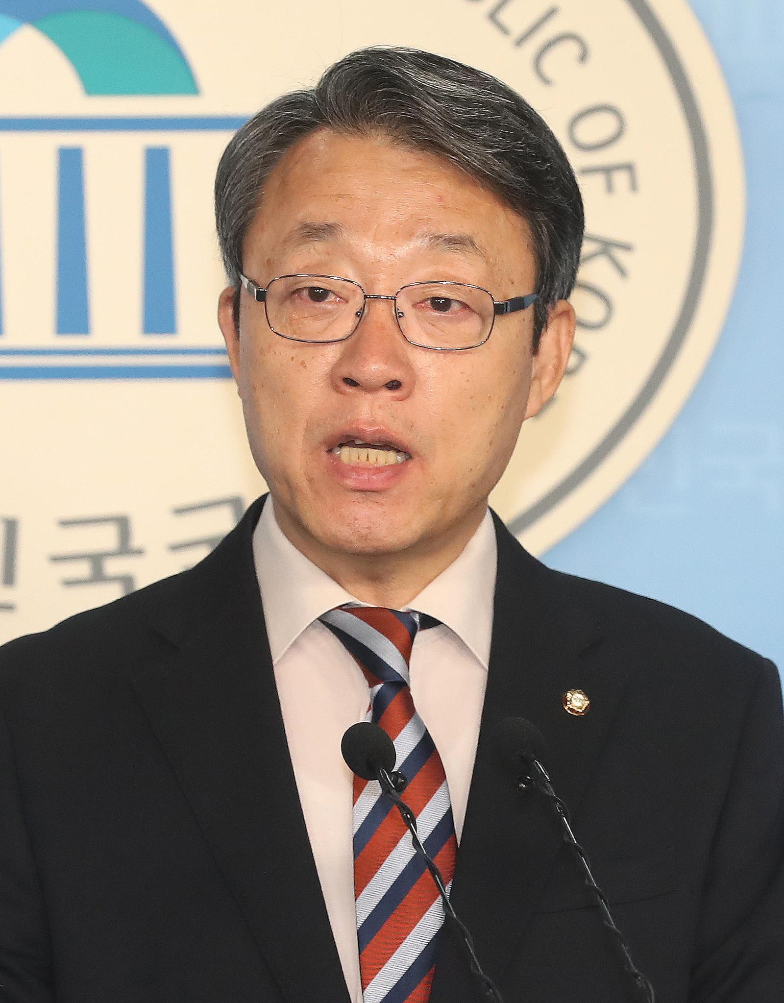 이재명 대통령은 28일 김성식 전 의원을 국민경제자문회의 부의장에 선임했다고 밝혔다.   이규연 대통령실 홍보소통수석은 이날 오후 청와대 춘추관에서 열린 브리핑을 통해 이같이 밝혔다. 사진은 지난 2020년 3월3일 김성식 무소속 의원 모습. 2025.12.28/뉴스1