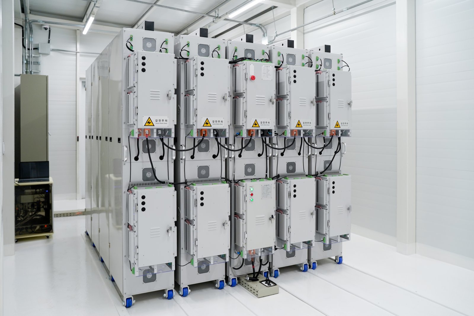 스탠다드에너지가 대전도시철도 1호선 구암역에 설치한 바나듐 이온 배터리 에너지 저장장치(ESS) 내부 배터리 랙. 스탠다드에너지 제공