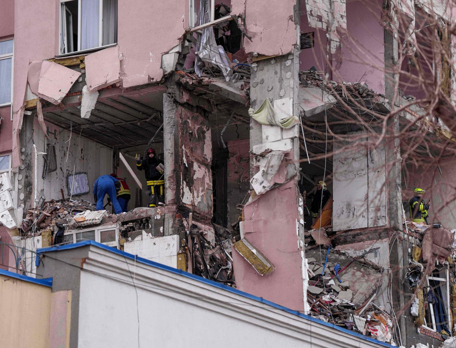 27일 러시아에 공습을 당한 우크라이나 수도 키이우의 한 아파트에서 구조대원들이 잔해를 치우고 있다. 도널드 트럼프 미국 대통령과 볼로디미르 젤렌스키 우크라이나 대통령의 28일 정상회담을 하루 앞두고 러시아는 우크라이나에 대규모 공습을 가했다. 키이우=AP 뉴시스