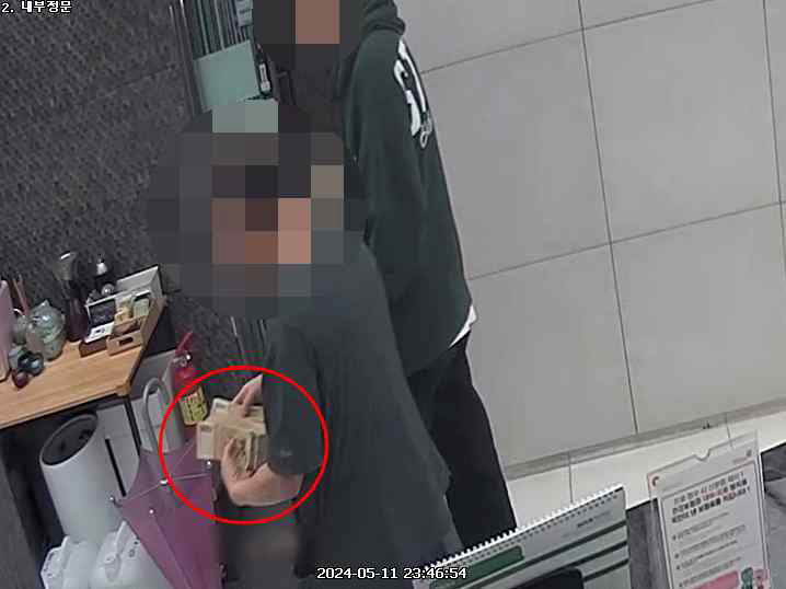 의사 B 씨 병원에서 다이어트약 중독자가 진료 없이 다른 사람 명의로 2명분 다이어트약을달라고 수신호로 요청하고 있다.재판에 넘겨진 약사가 진료없이 지인 인적사항과 필요한 다이어트약 등 기재한 종이를 간호조무사에게 전달하고 있다.메틸페니데이트 성분의 ADHD 치료제에 중독된 투약자가 자신의 집에 모아놓은 약물 및 코로 흡입하기 위해 약물을 빻는데 사용한 막자사발과 막자.의사 C 씨가 프로포폴 중독자들로부터 프로포폴 투약 대가로 현금을 받거나 돈이 부족한 투약자로부터 돈 대신 명품가방 여러 개를 건네받고 있다.  서울중앙지검 제공.